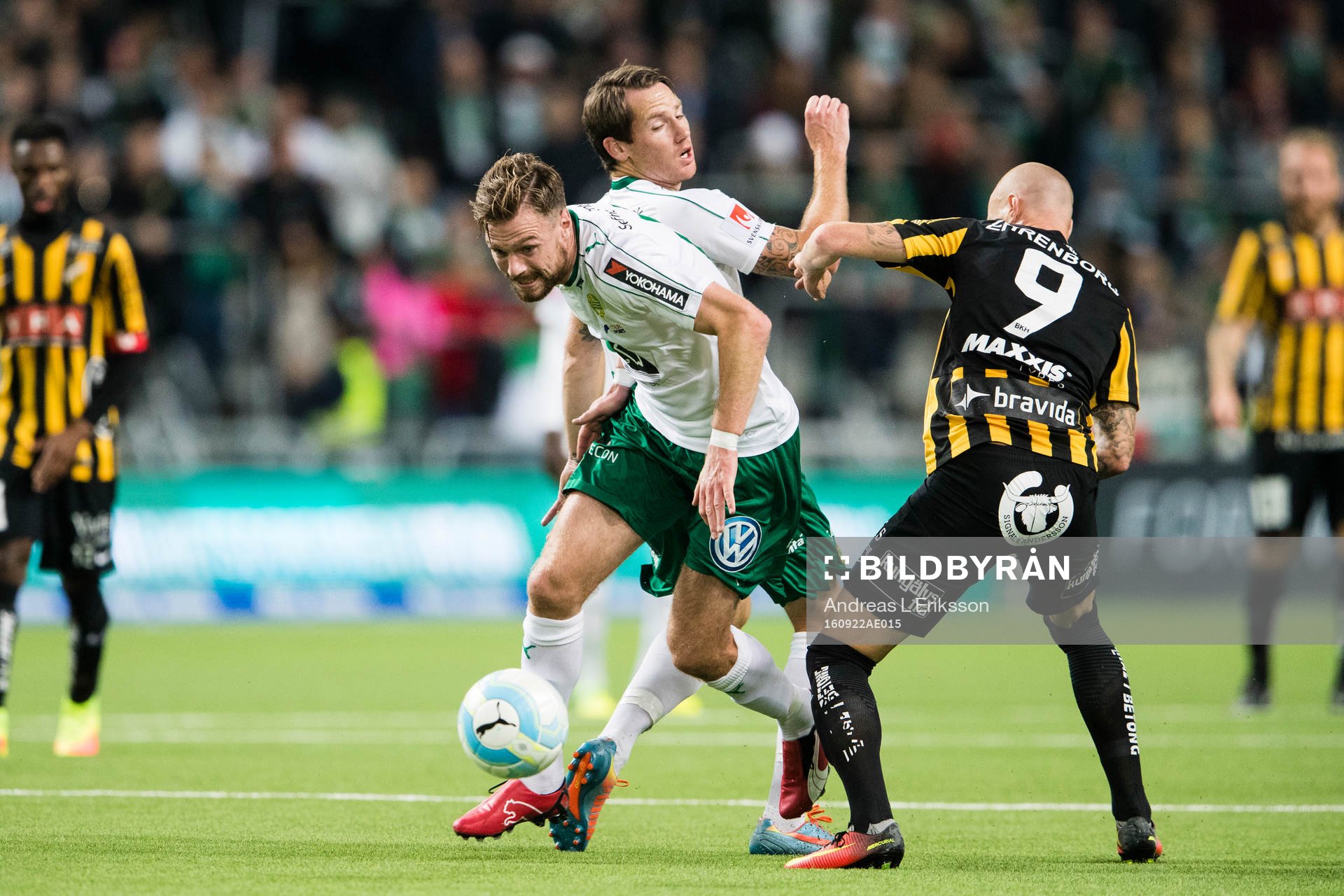 Hammarbys Arnór Smárason tar sig igenom Hammarbys Johan