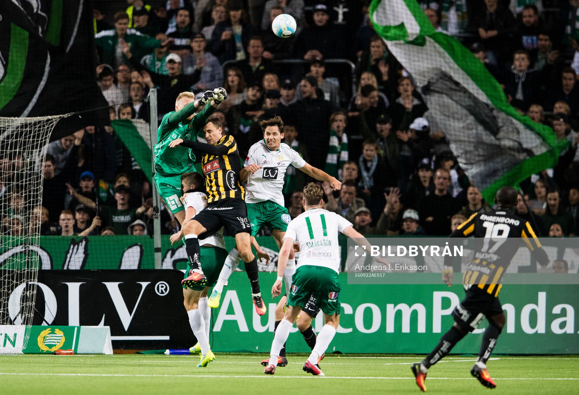 Häckens målvakt Peter Abrahamsson boxar bort bollen i en