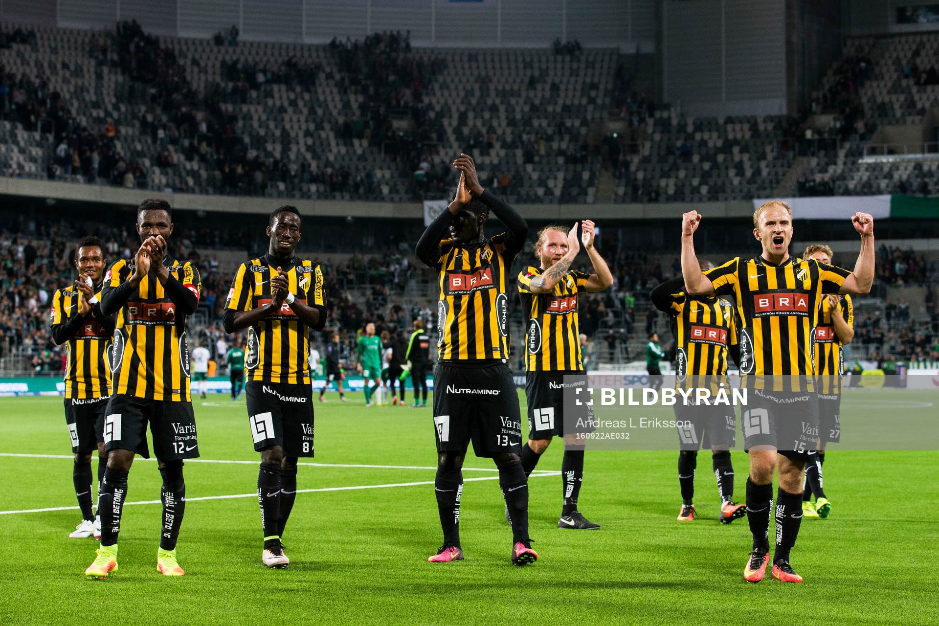 Häckens spelare tackar publiken