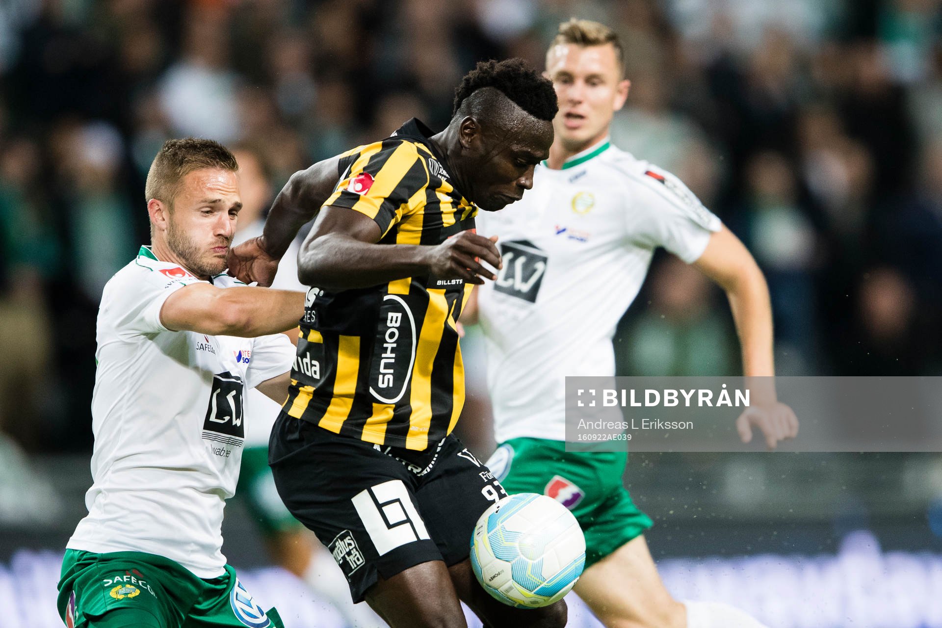 Hammarbys Mats Solheim och Häckens Alhassan Kamara