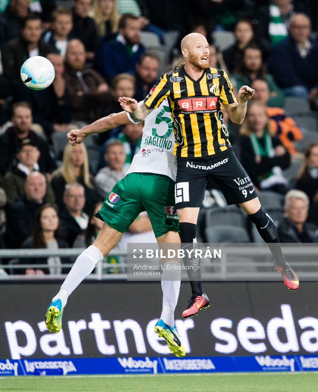Hammarbys Philip Haglund i en nickduell med Häckens Alexander Farnerud under fotbollsmatchen i Allsvenskan mellan Hammarby och Häcken den 22 september 2016 i Stockholm.