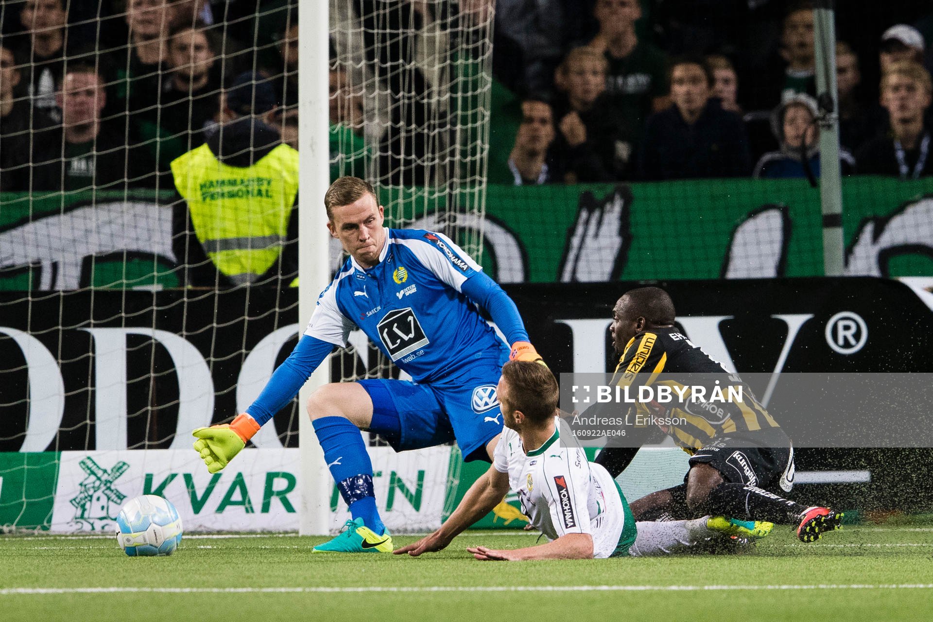 Hammarbys målvakt Ögmundur Kristinsson och Mats Solheim i