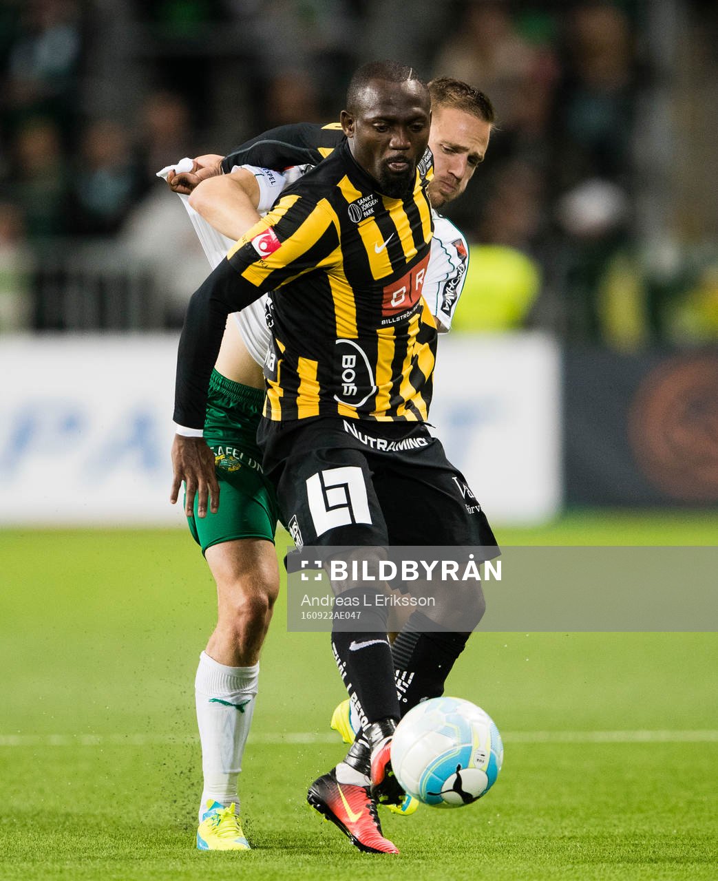 Hammarbys Mats Solheim i kamp om bollen med Häckens John