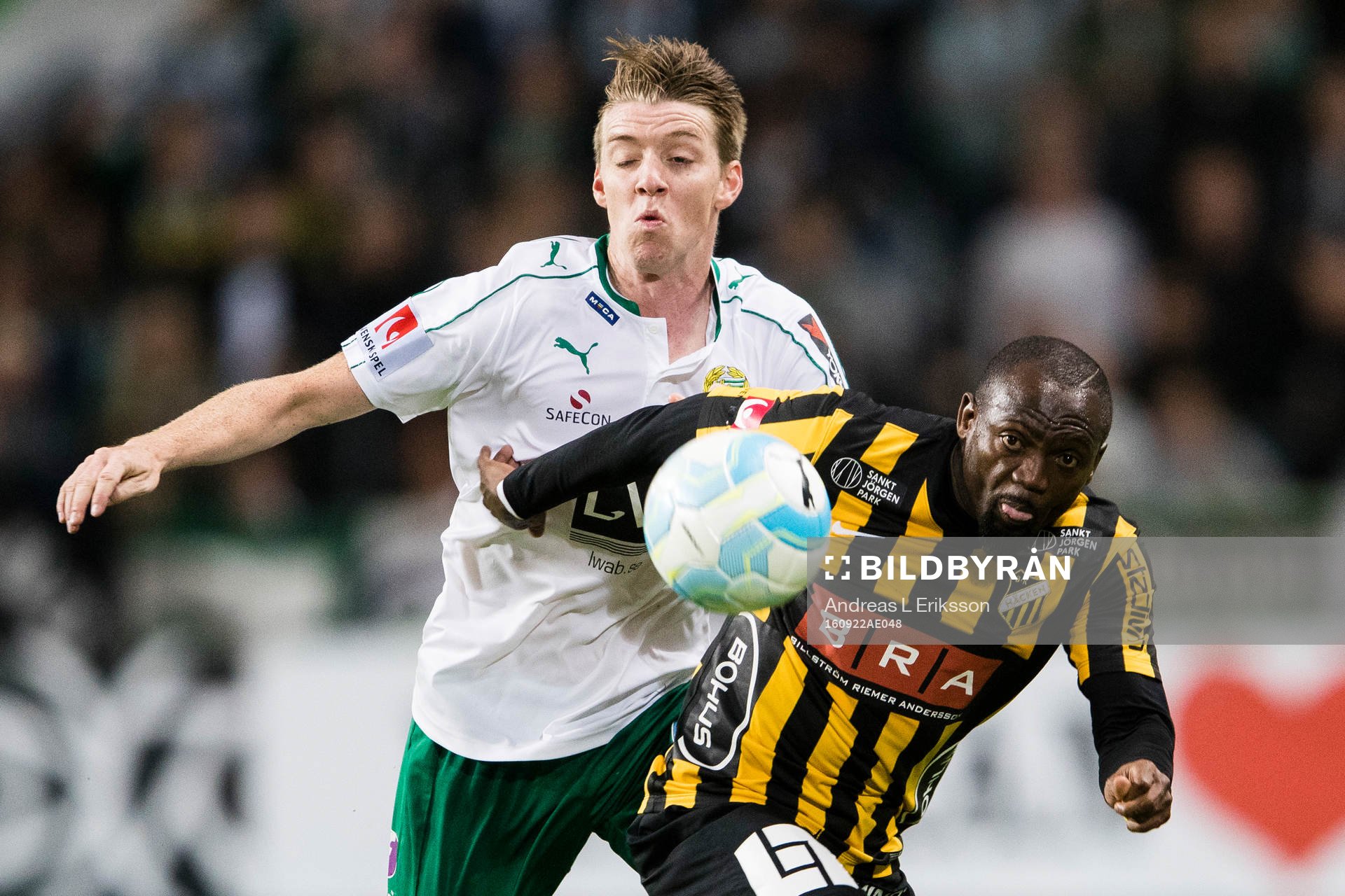 Hammarbys Birkir Már Saevarsson i kamp om bollen med