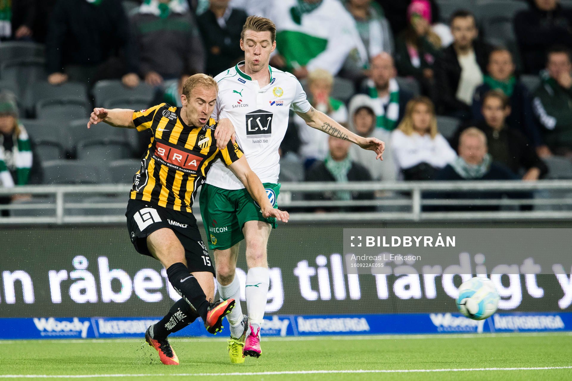 Häckens Kari Arkivuo slår undan bollen framför Hammarbys