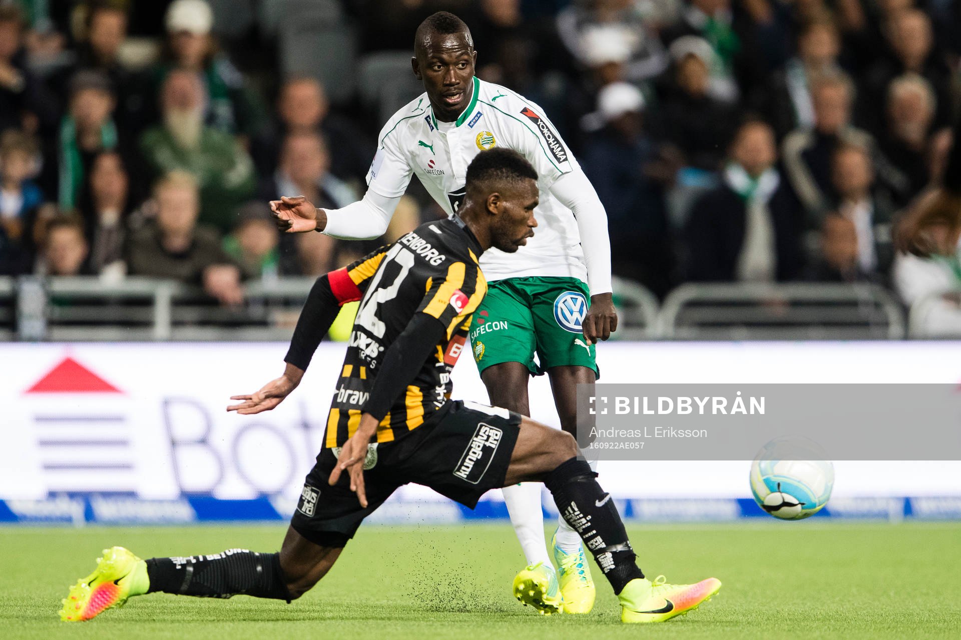 Häckens Mohammed Abubakari och Hammarbys Pa Amat Dibba