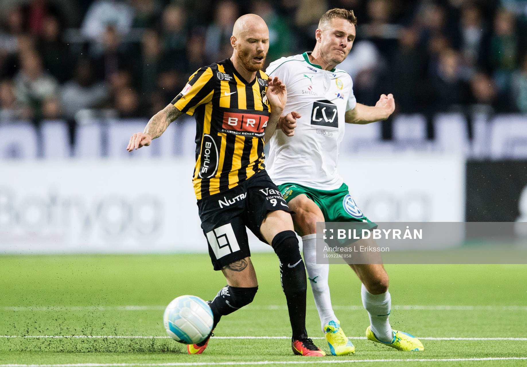 Häckens Alexander Farnerud och Hammarbys Richard Magyar i