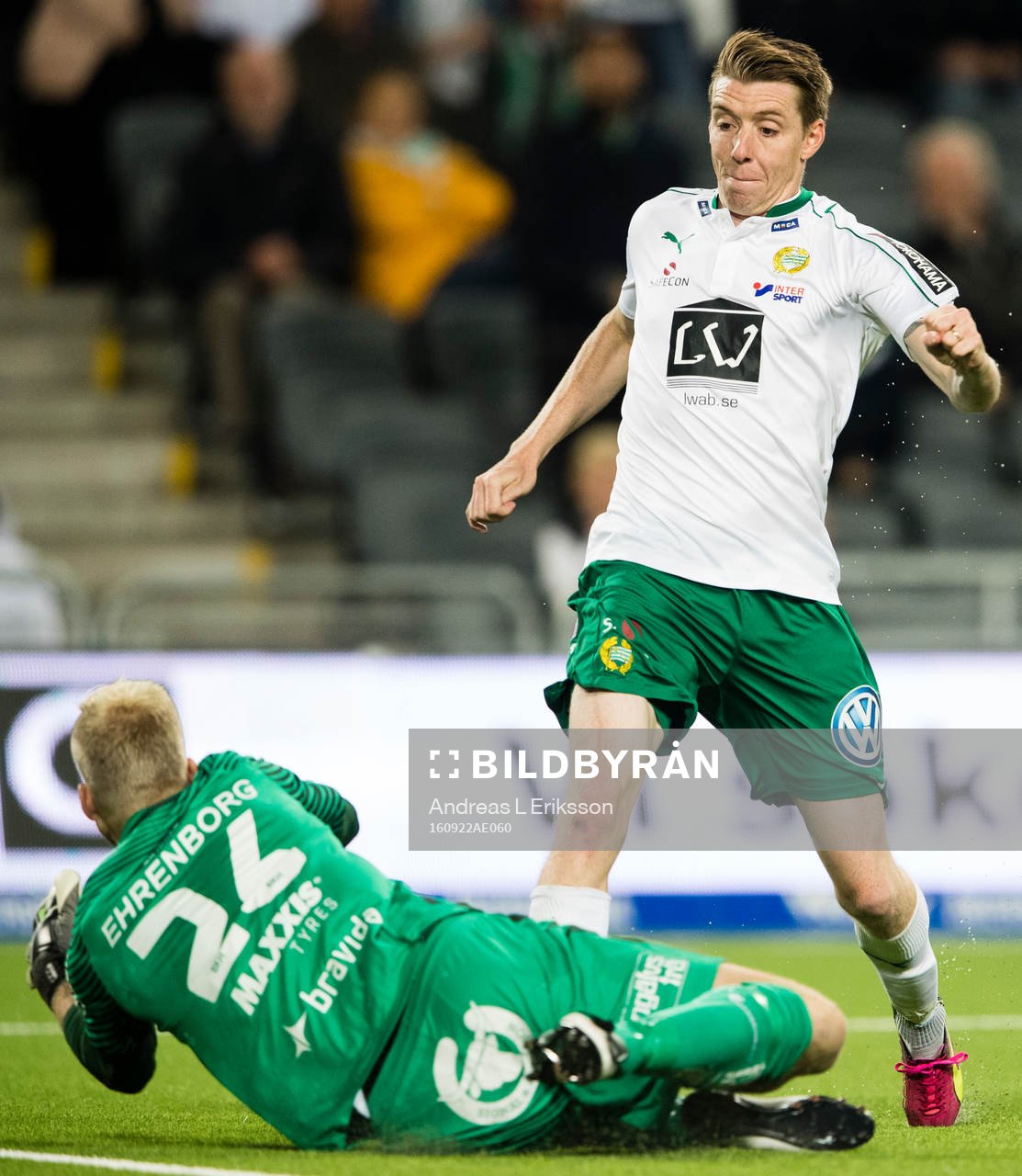 Häckens målvakt Peter Abrahamsson tar bollen framför