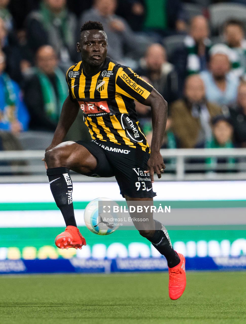 Häckens Alhassan Kamara tar ner bollen