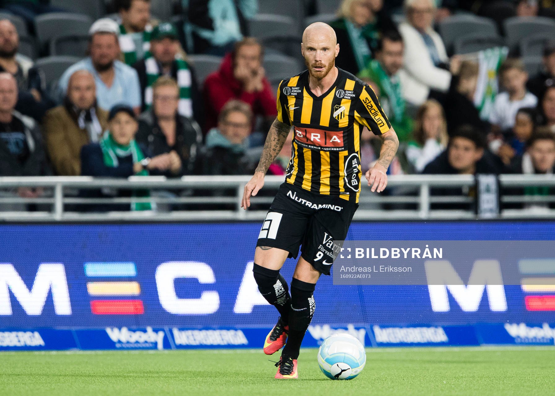 Häckens Alexander Farnerud med bollen