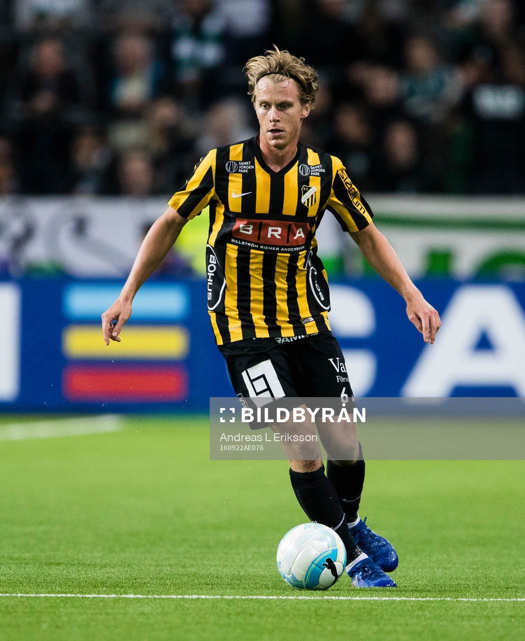 Häckens Rasmus Schuller med bollen