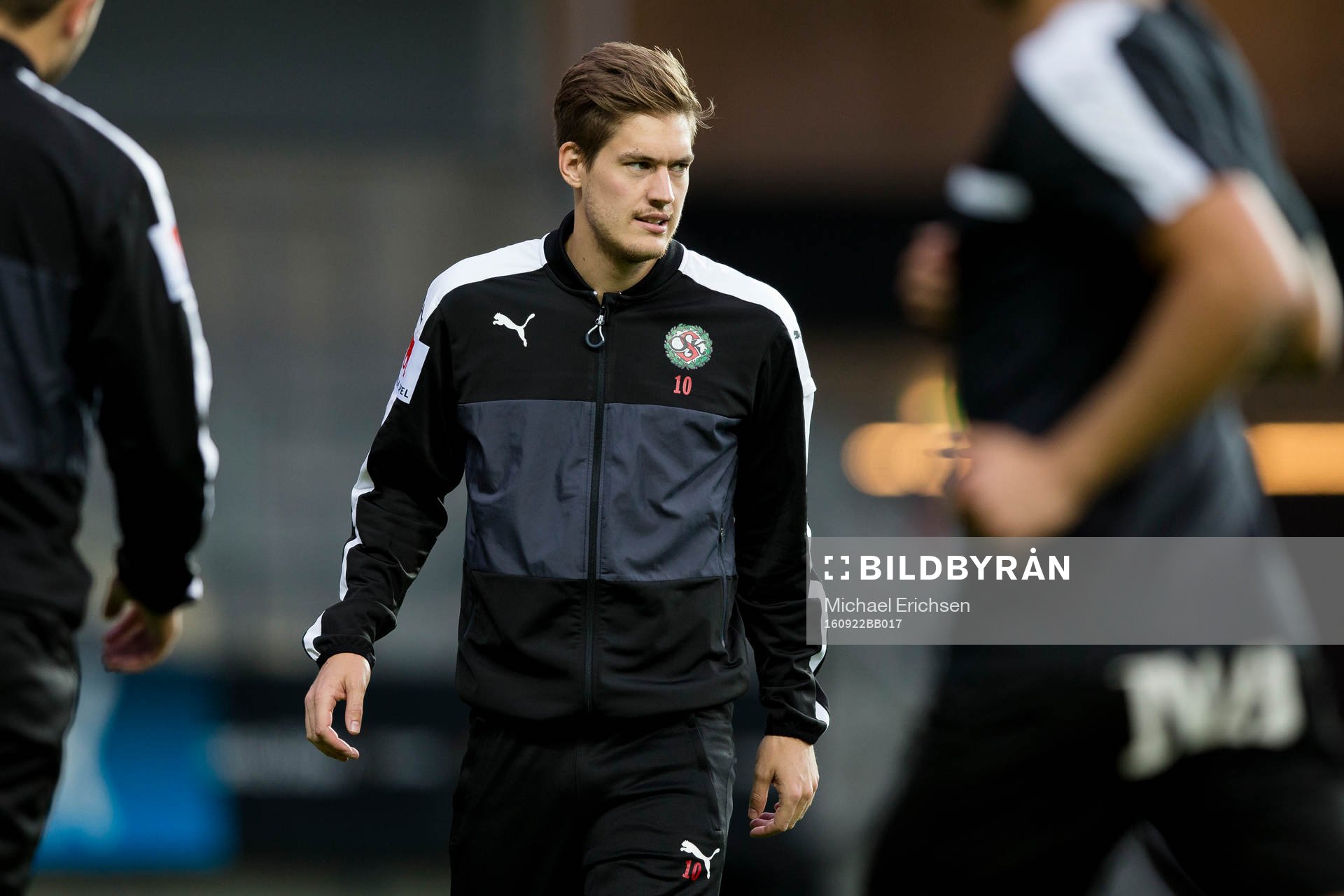 Örebros Victor Sköld värmer upp innan fotbollsmatchen i