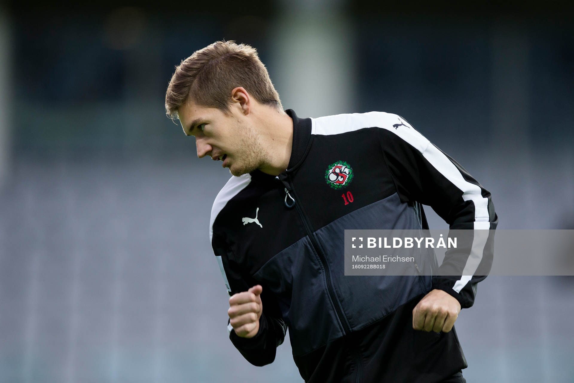 Örebros Victor Sköld värmer upp innan fotbollsmatchen i