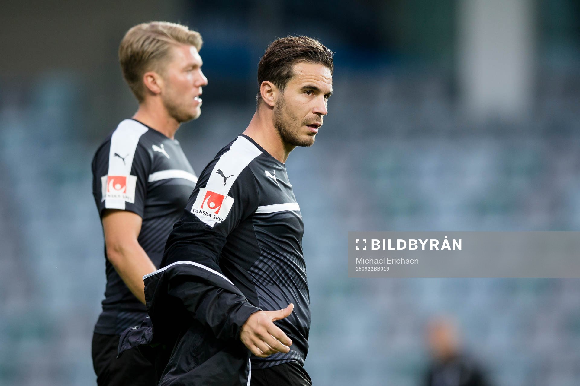 Örebros Nordin Gerzic värmer upp innan fotbollsmatchen i