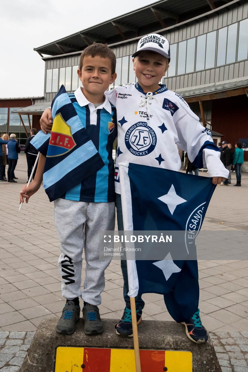 Viggo Lindström med Djurgårds flagga och Lukas Lindvall