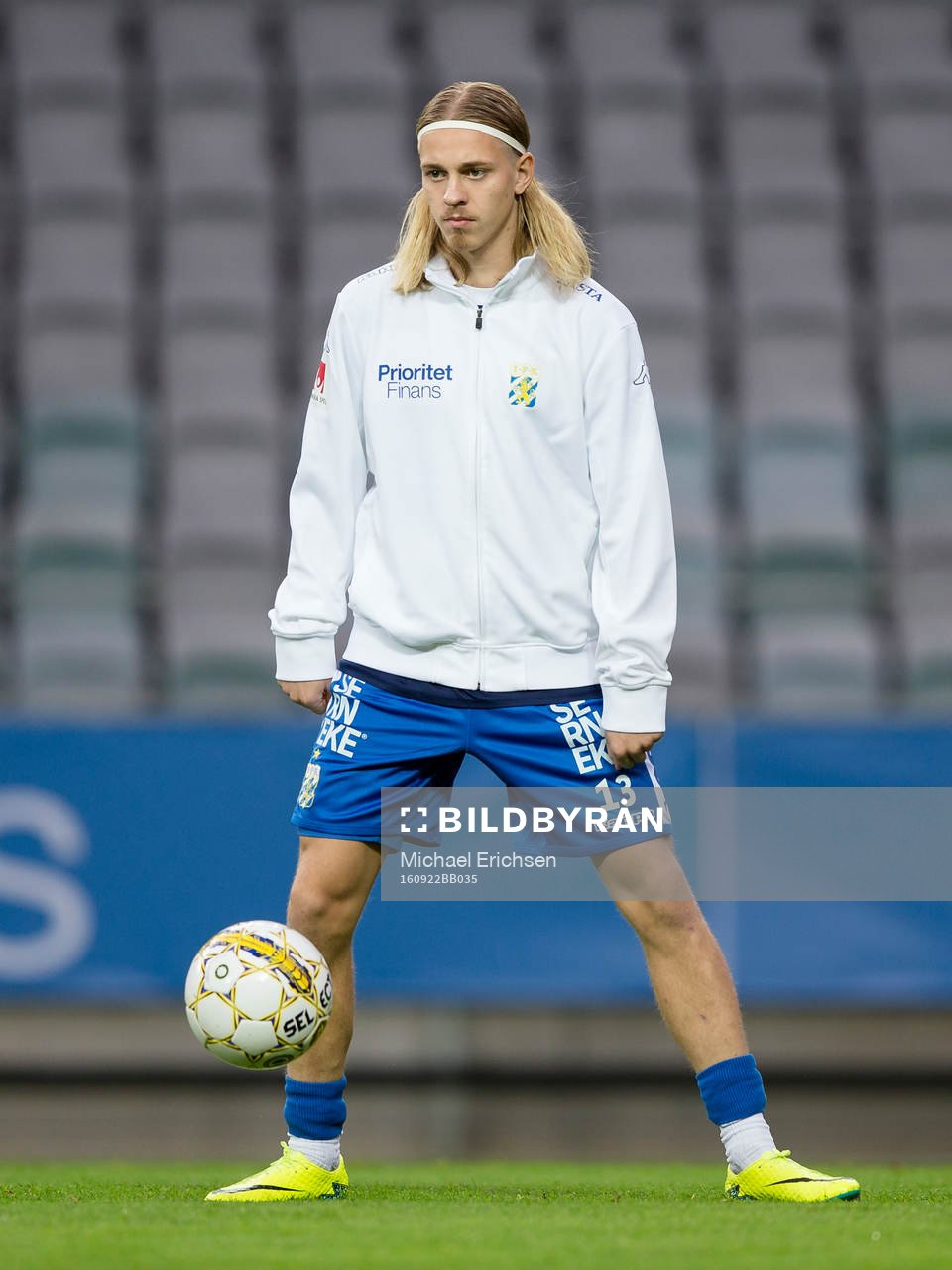 IFK Göteborgs Elias Mar Omarsson värmer upp innan