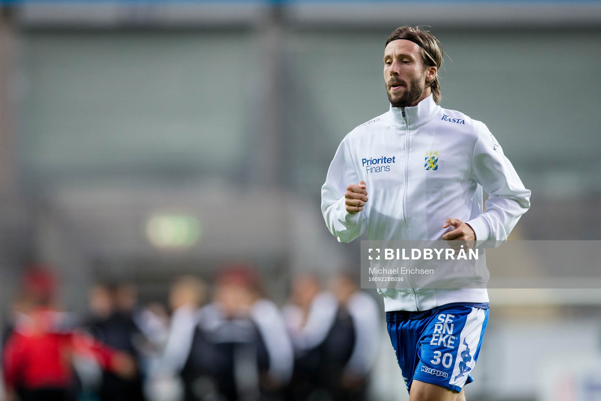 IFK Göteborgs Mattias Bjärsmyr värmer upp innan