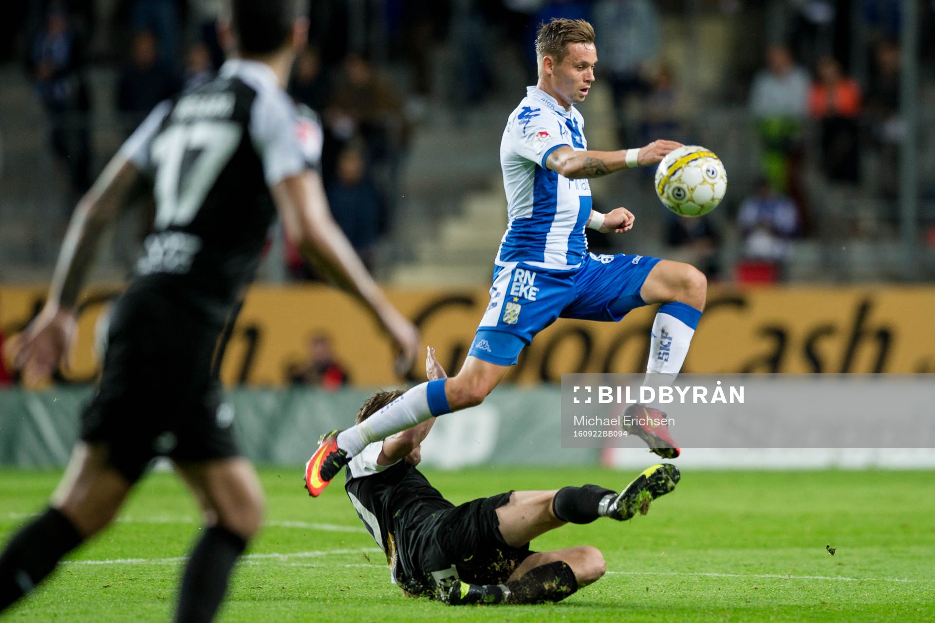 IFK Göteborgs Jakob Ankersen undviker tackling från