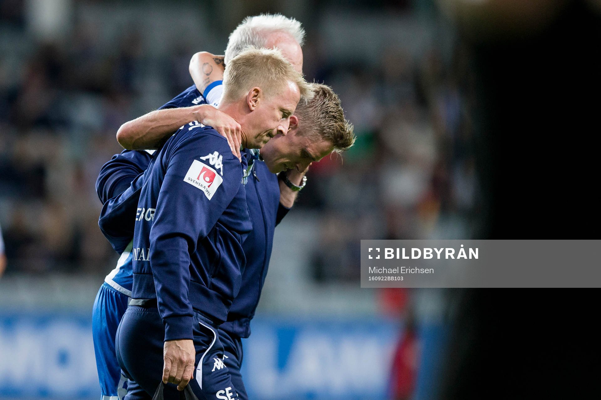 IFK Göteborgs Sören Rieks  leds av med skada