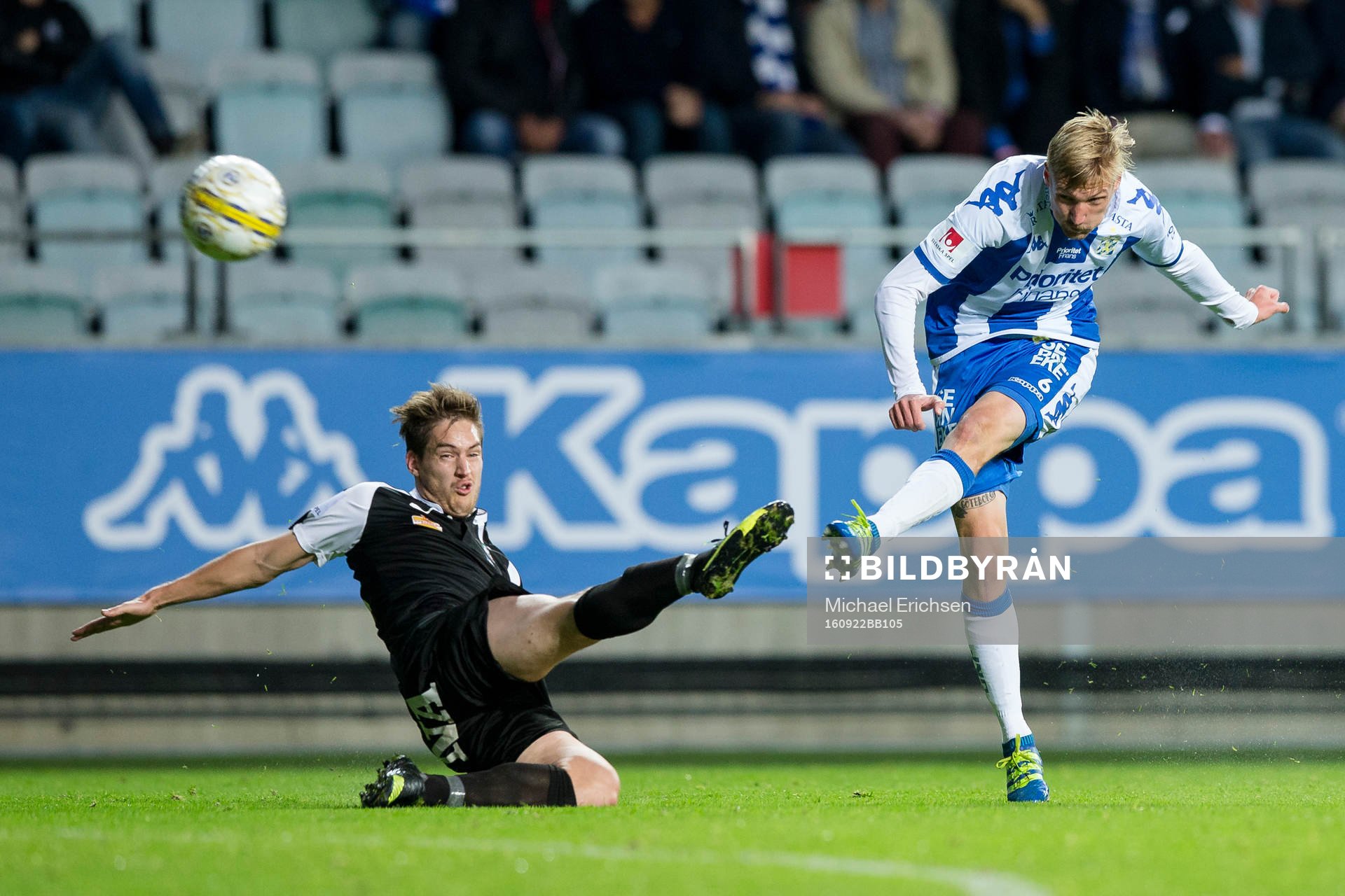 IFK Göteborgs Sebastian Eriksson skjuter ett skott förbi