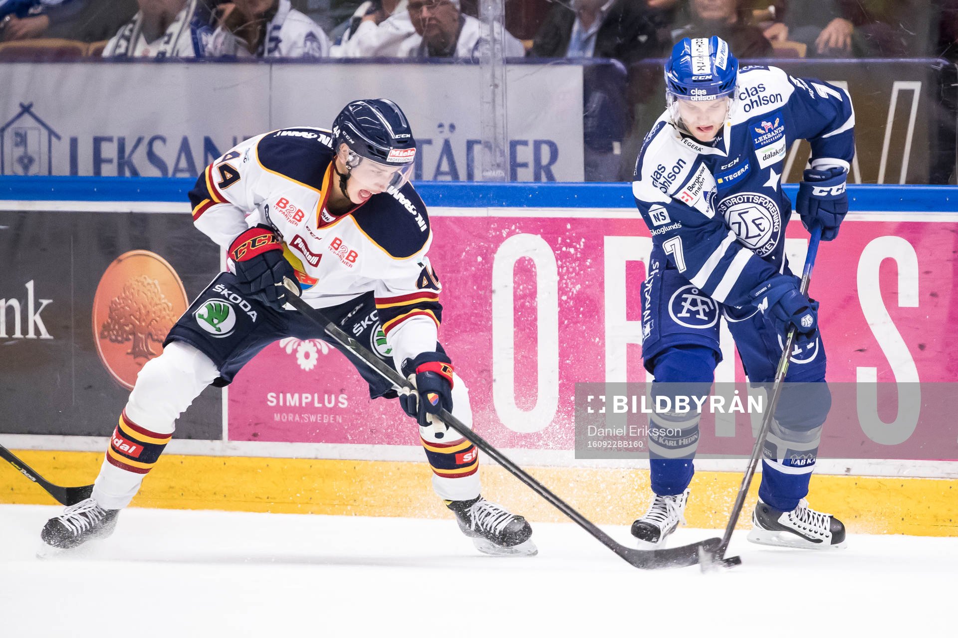 Djurgårdens Lukas Vejdemo i kamp om pucken med Leksands