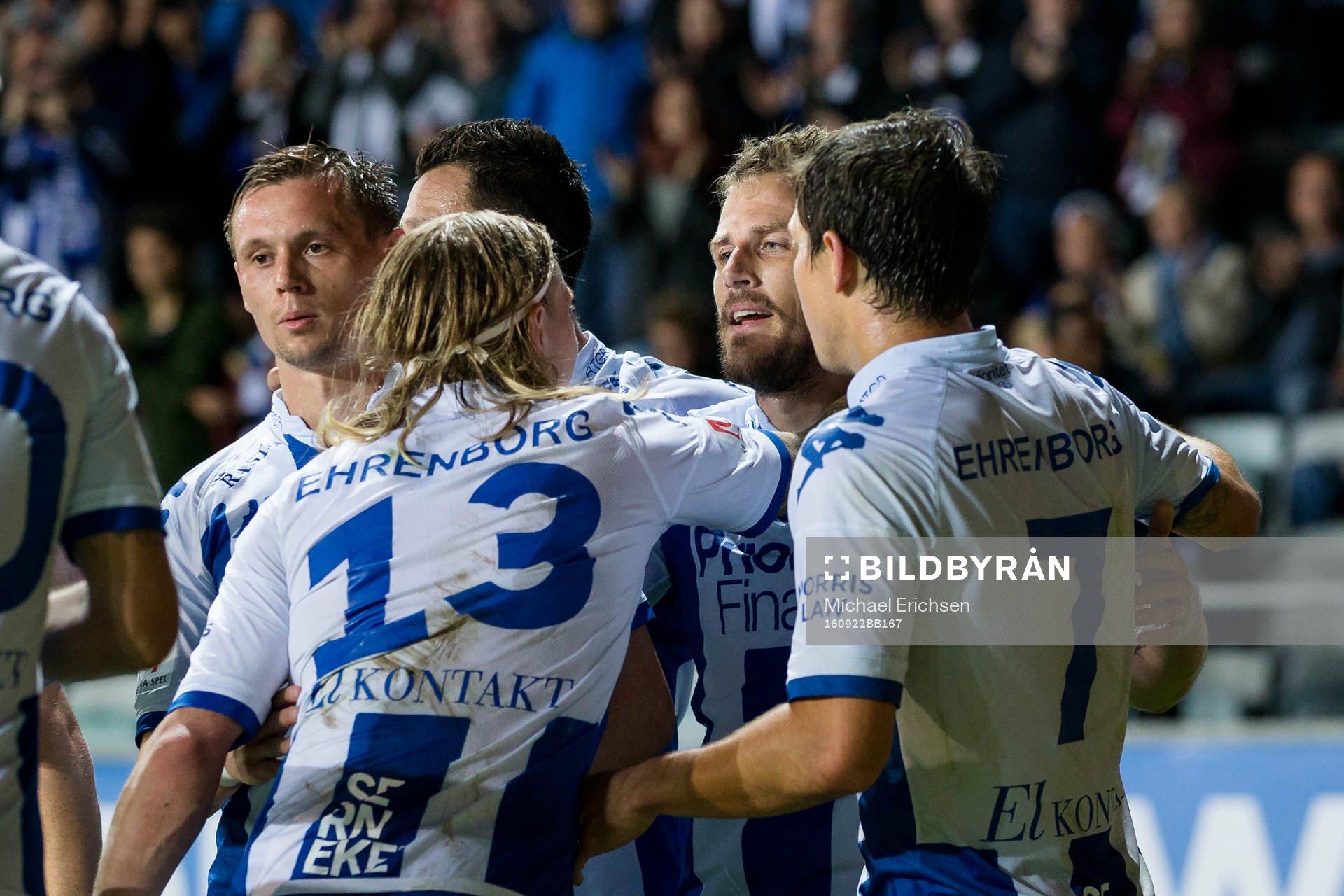 IFK Göteborgs Elias Mar Omarsson omfamnar Tobias Hysén efter hans 3-1 mål under fotbollsmatchen i Allsvenskan mellan IFK Göteborg och Örebro den 22 september 2016 i Göteborg.