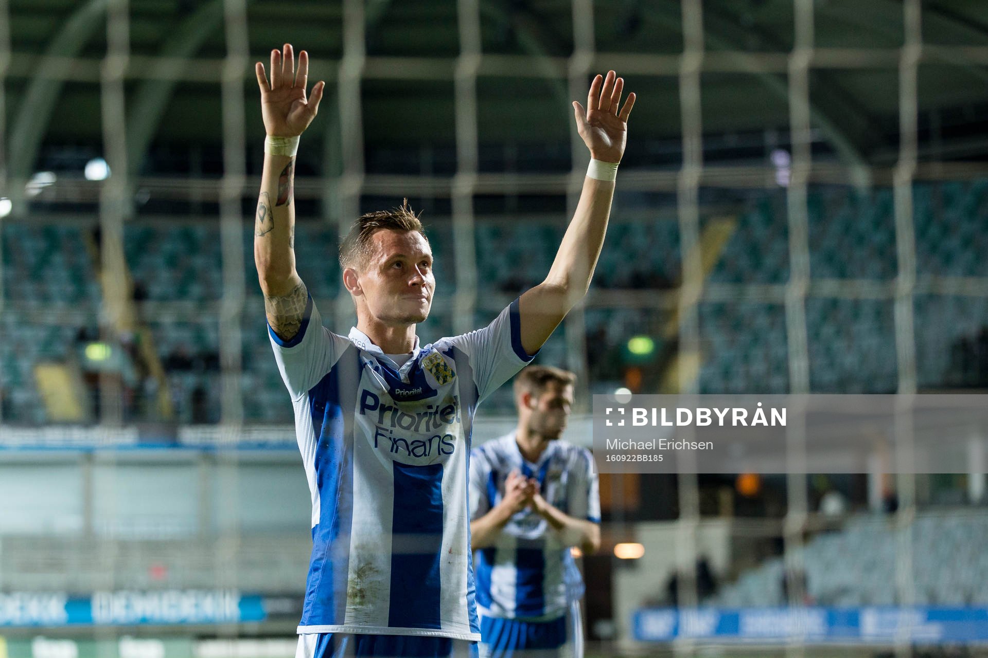 IFK Göteborgs Jakob Ankersen får en födelsedagssång