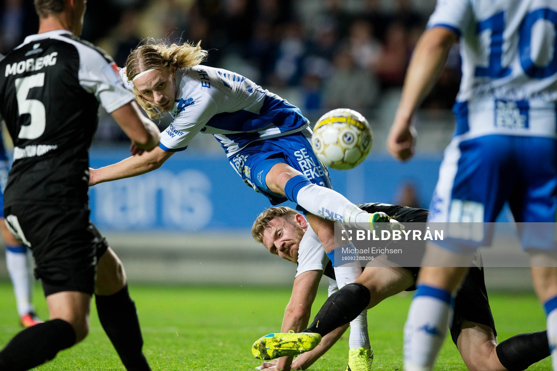 IFK Göteborgs Elias Mar Omarsson skjuter ett skott