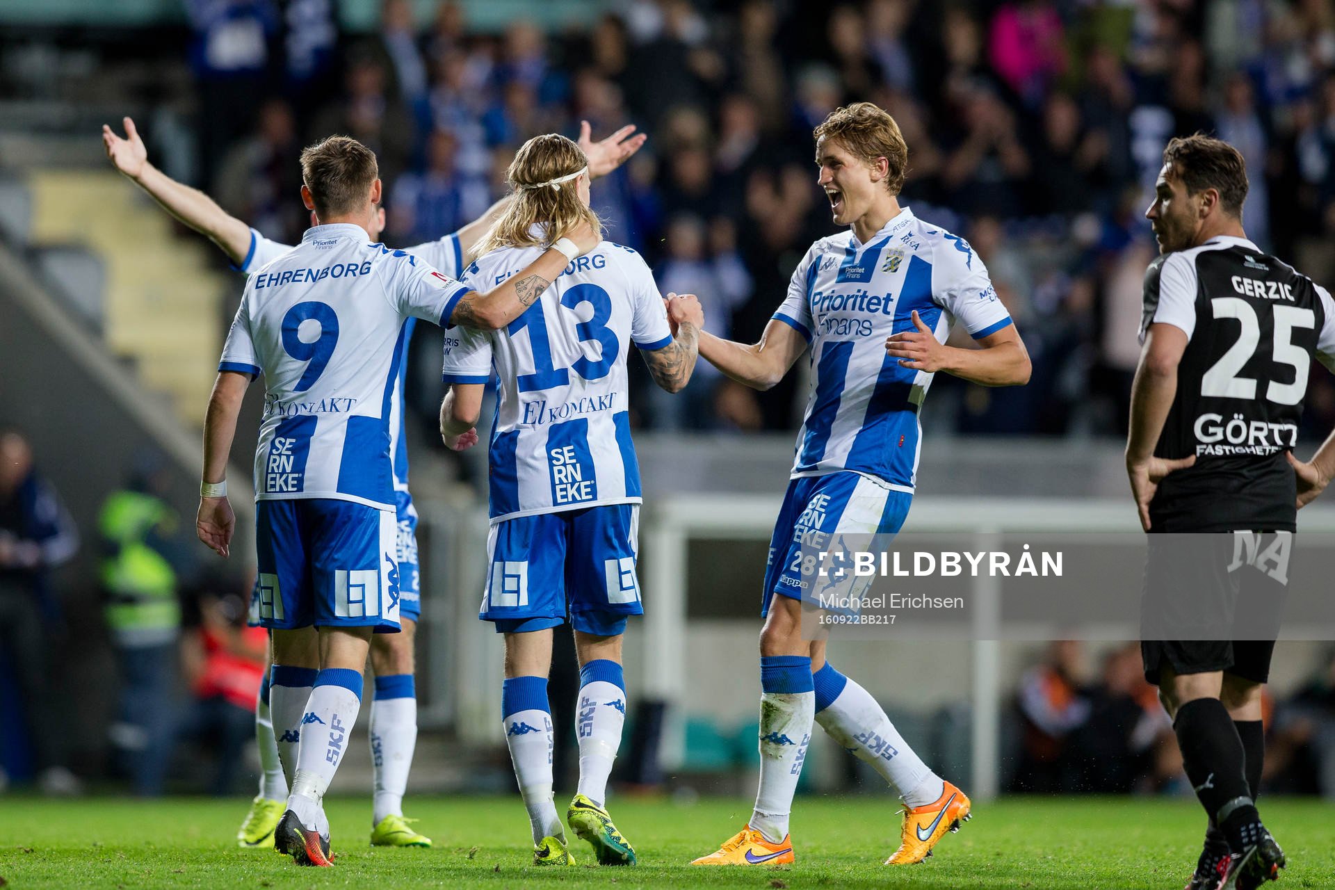 IFK Göteborgs Elias Mar Omarsson jublar och omfamnas av