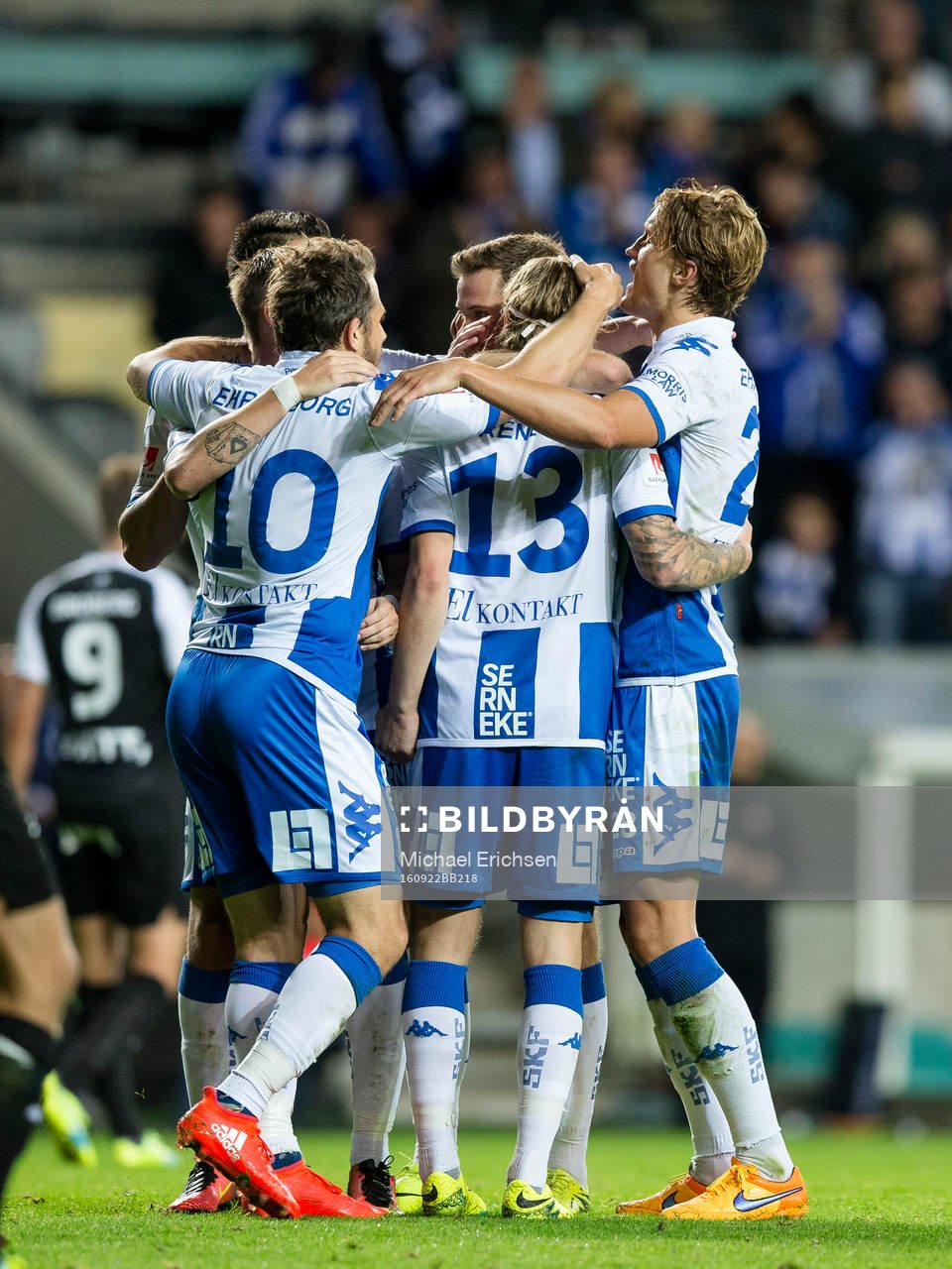 IFK Göteborgs Elias Mar Omarsson jublar och omfamnas av Jakob Ankersen, Tobias Hysén, Emil Salomonsson och Thomas Rogne efter sitt 2-1 mål under fotbollsmatchen i Allsvenskan mellan IFK Göteborg och Örebro den 22 september 2016 i Göteborg.