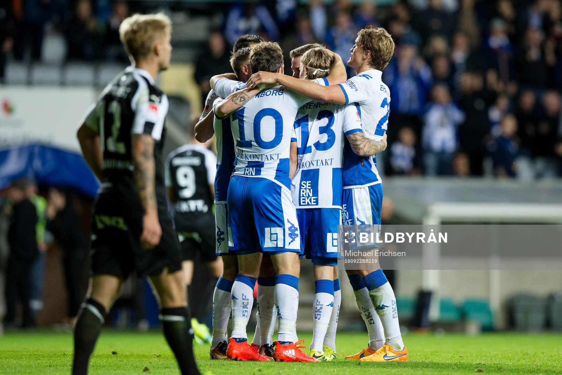 IFK Göteborgs Elias Mar Omarsson jublar och omfamnas av