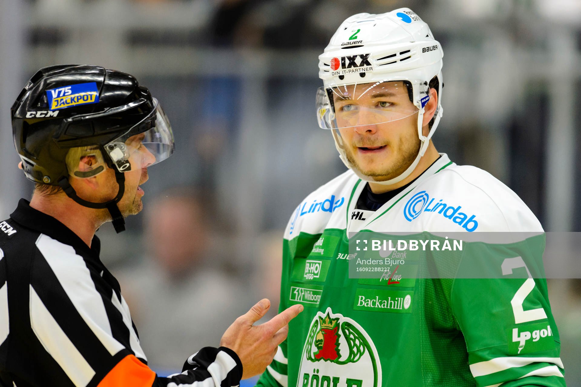 Rögles Anton Cederholm pratar med domare Patrik Sjöberg