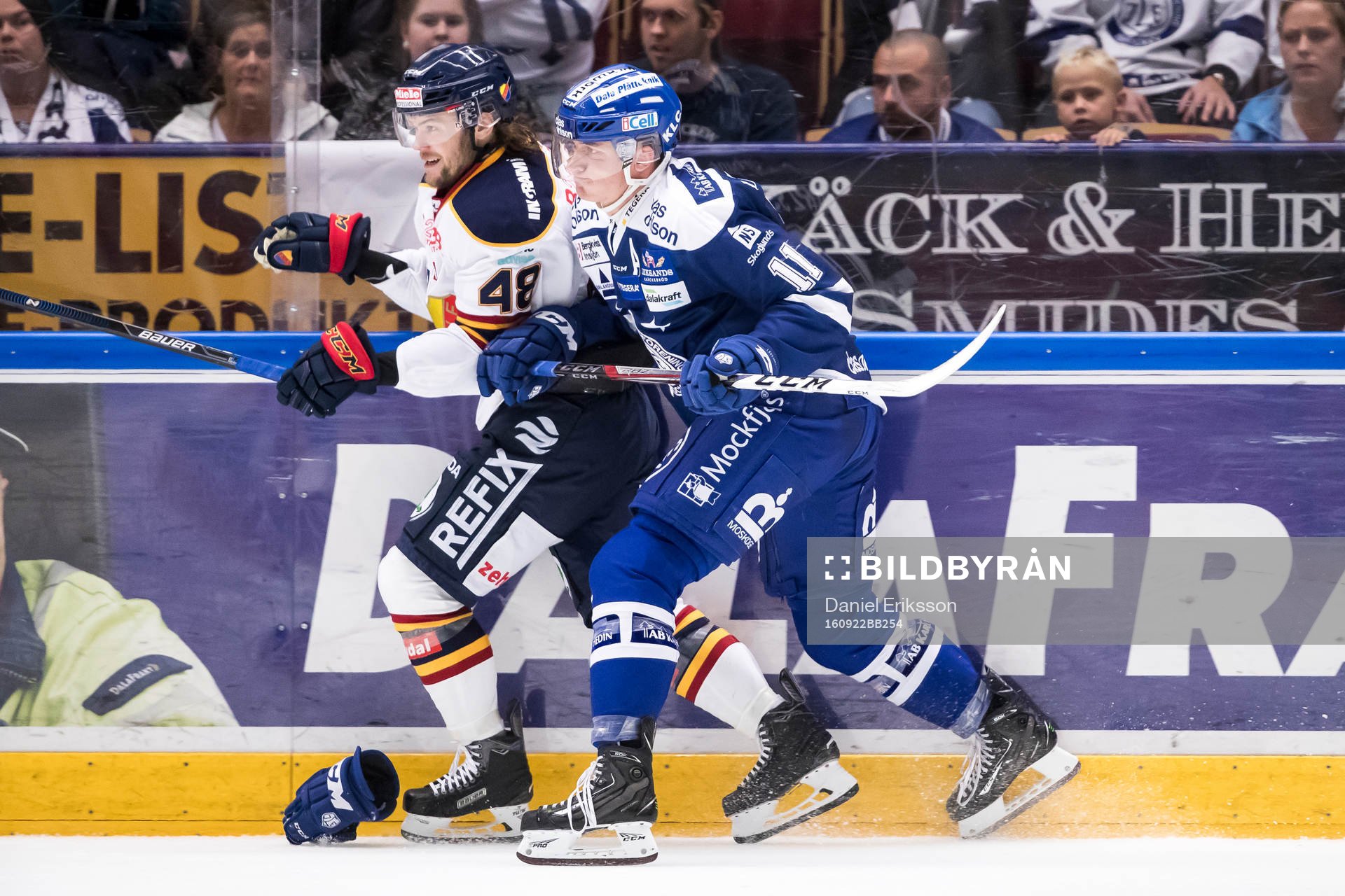 Leksands Martin Karlsson tacklar Djurgårdens Mikko Kousa i