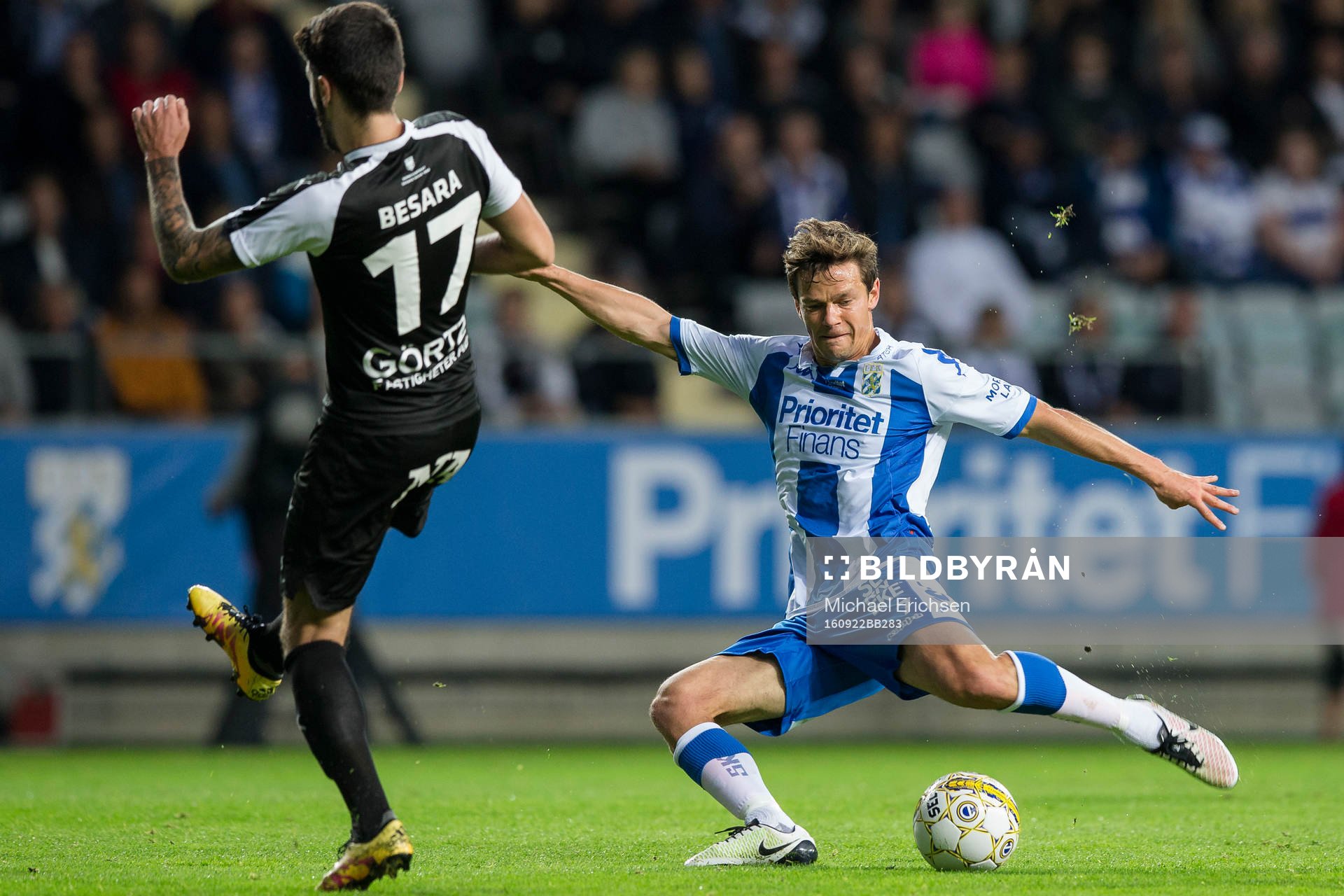 IFK Göteborgs Mads Albaek skjuter ett skott