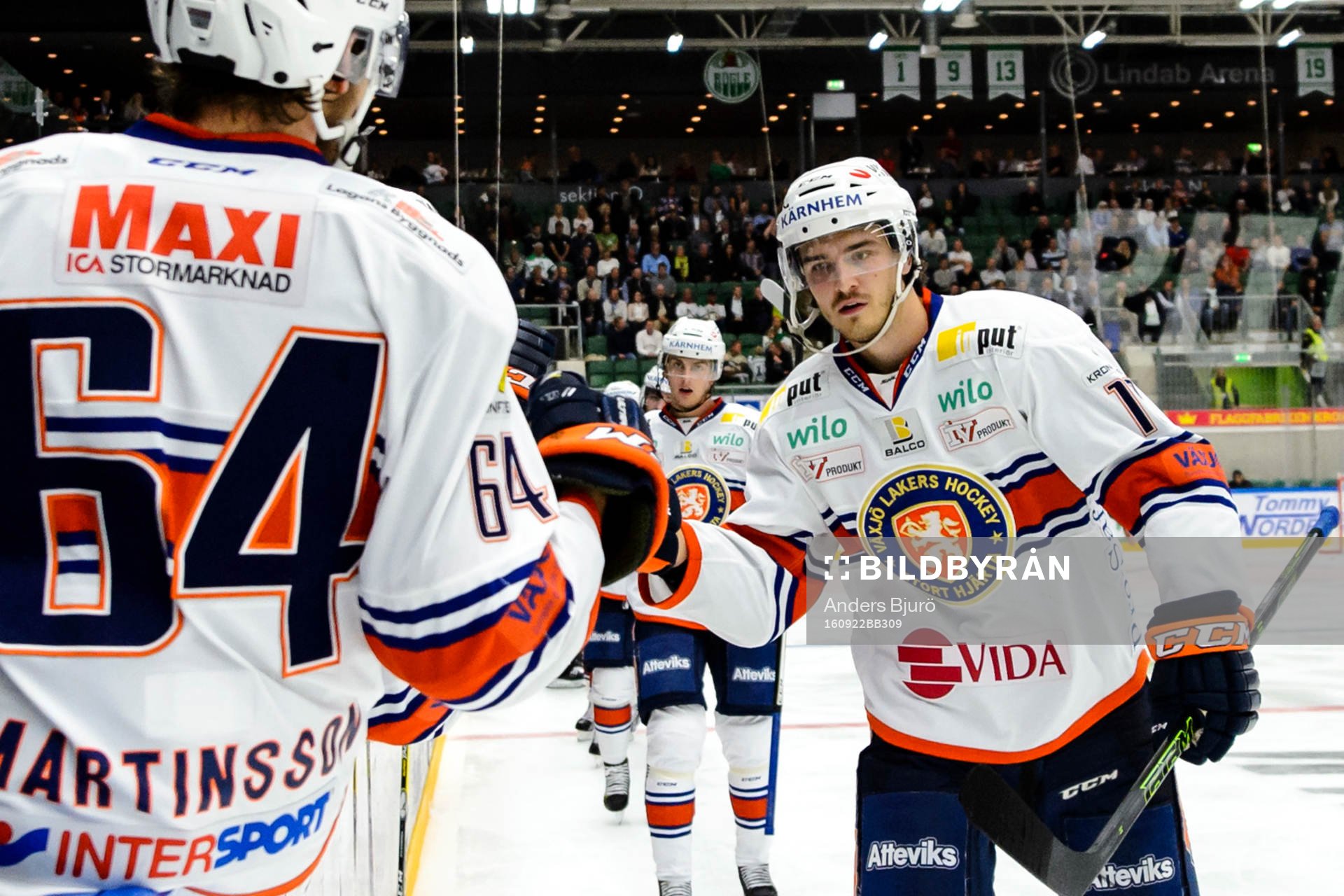 Växjös Dennis Everberg jublar med båset