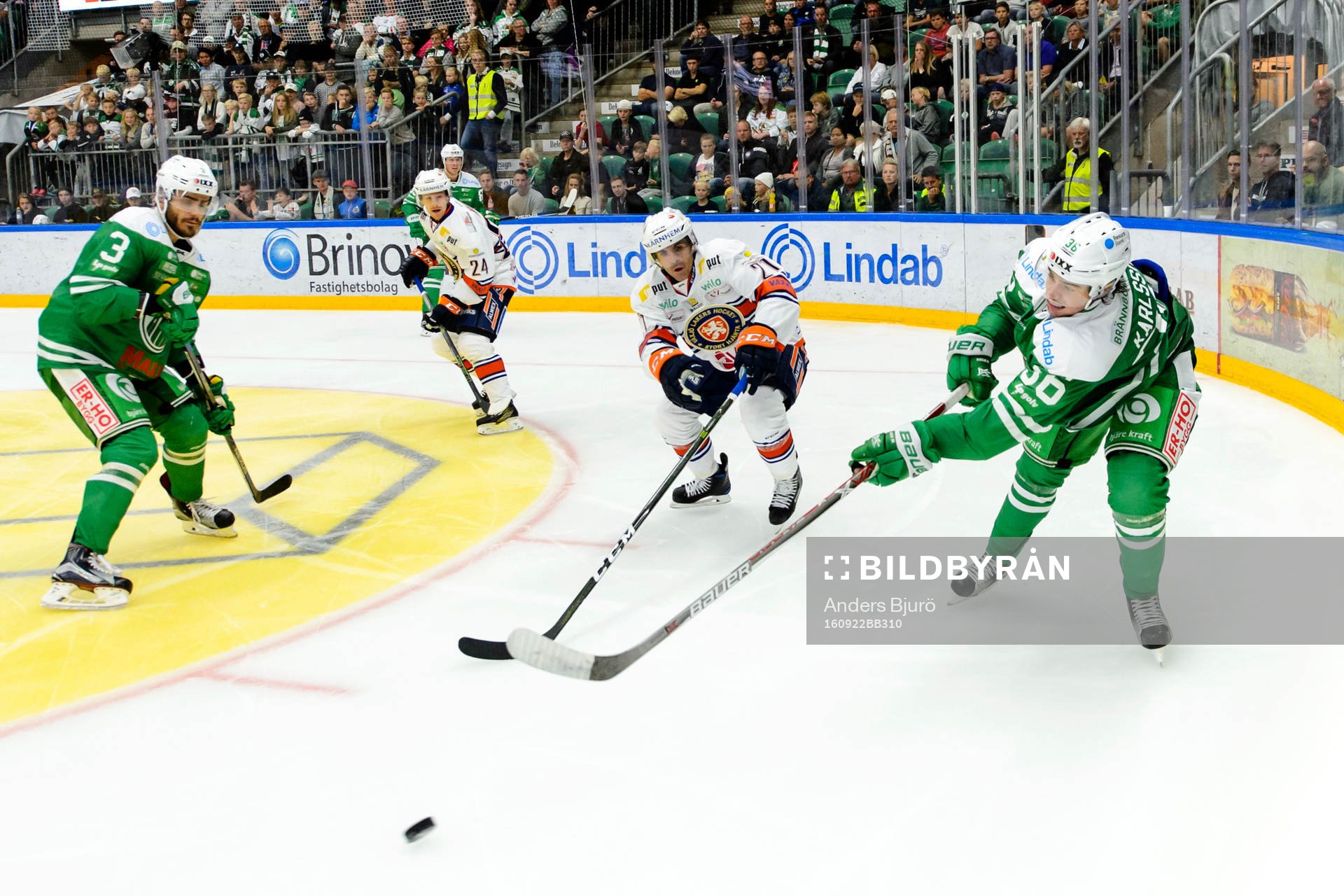 Växjös Cory Murphy och Rögles Filip Karlsson i kamp om