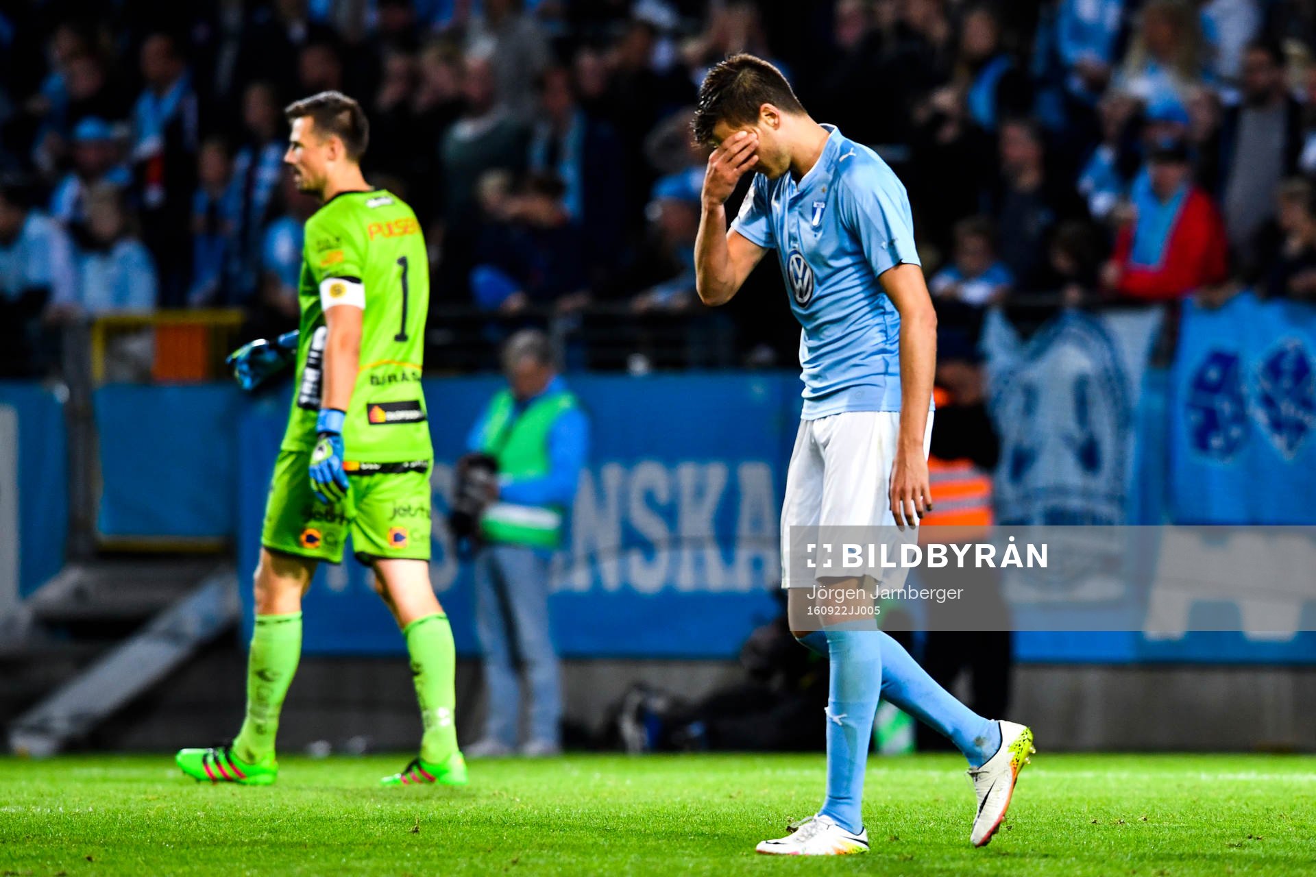 Malmö FFs Alexander Jeremejeff deppar