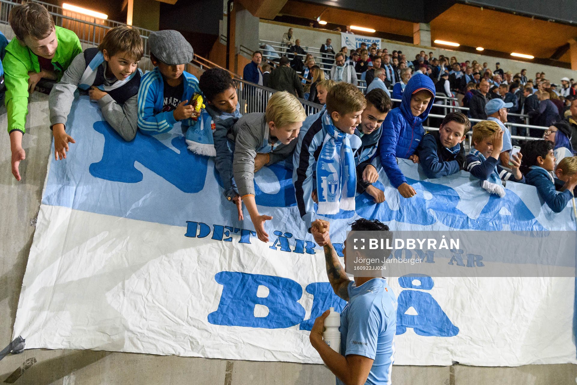 Malmö FFs Yoshimar Yotún hälsar på unga supportrar