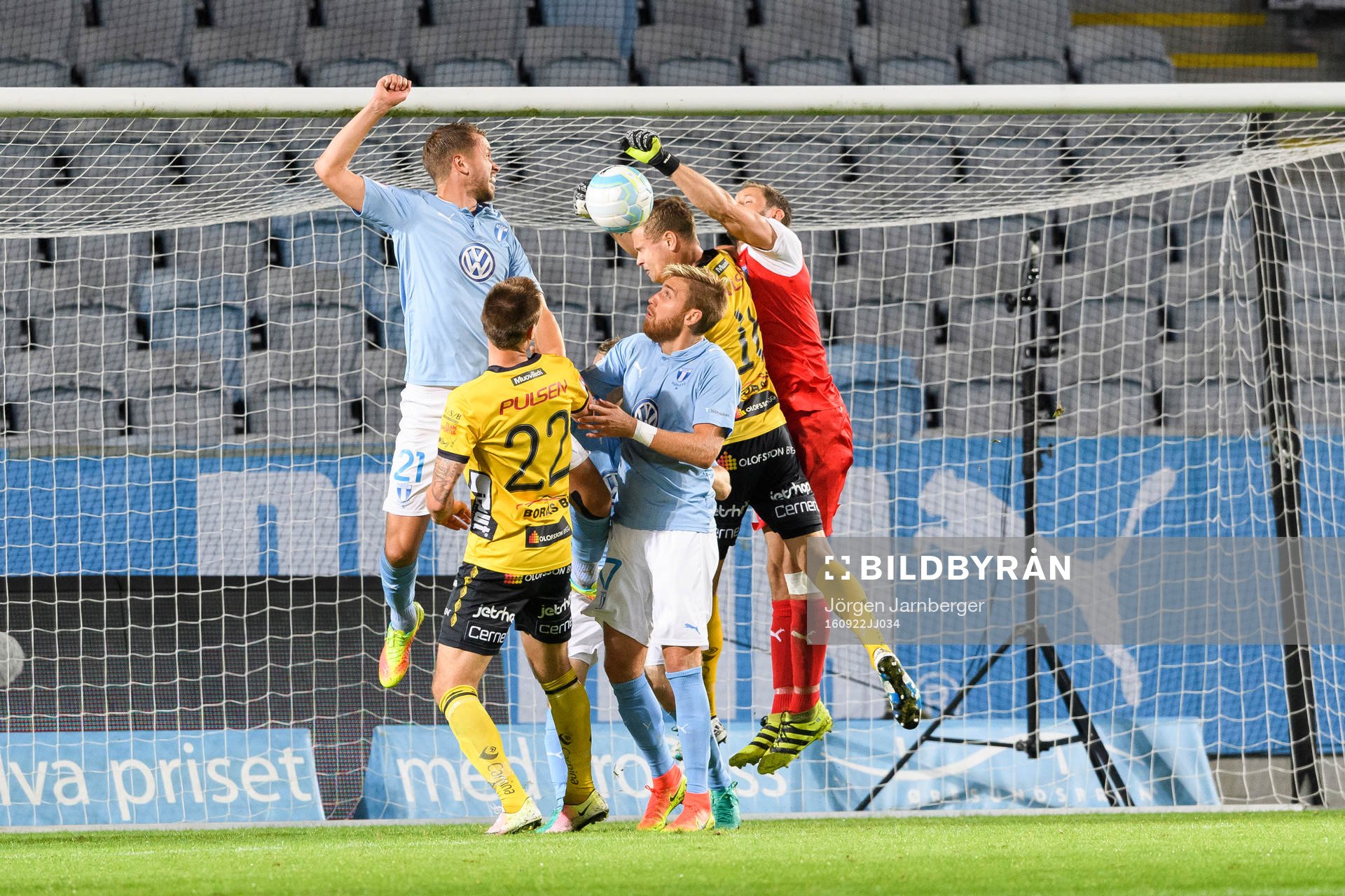 Kamp i Malmö FFs straffområde med Malmö FFs målvakt