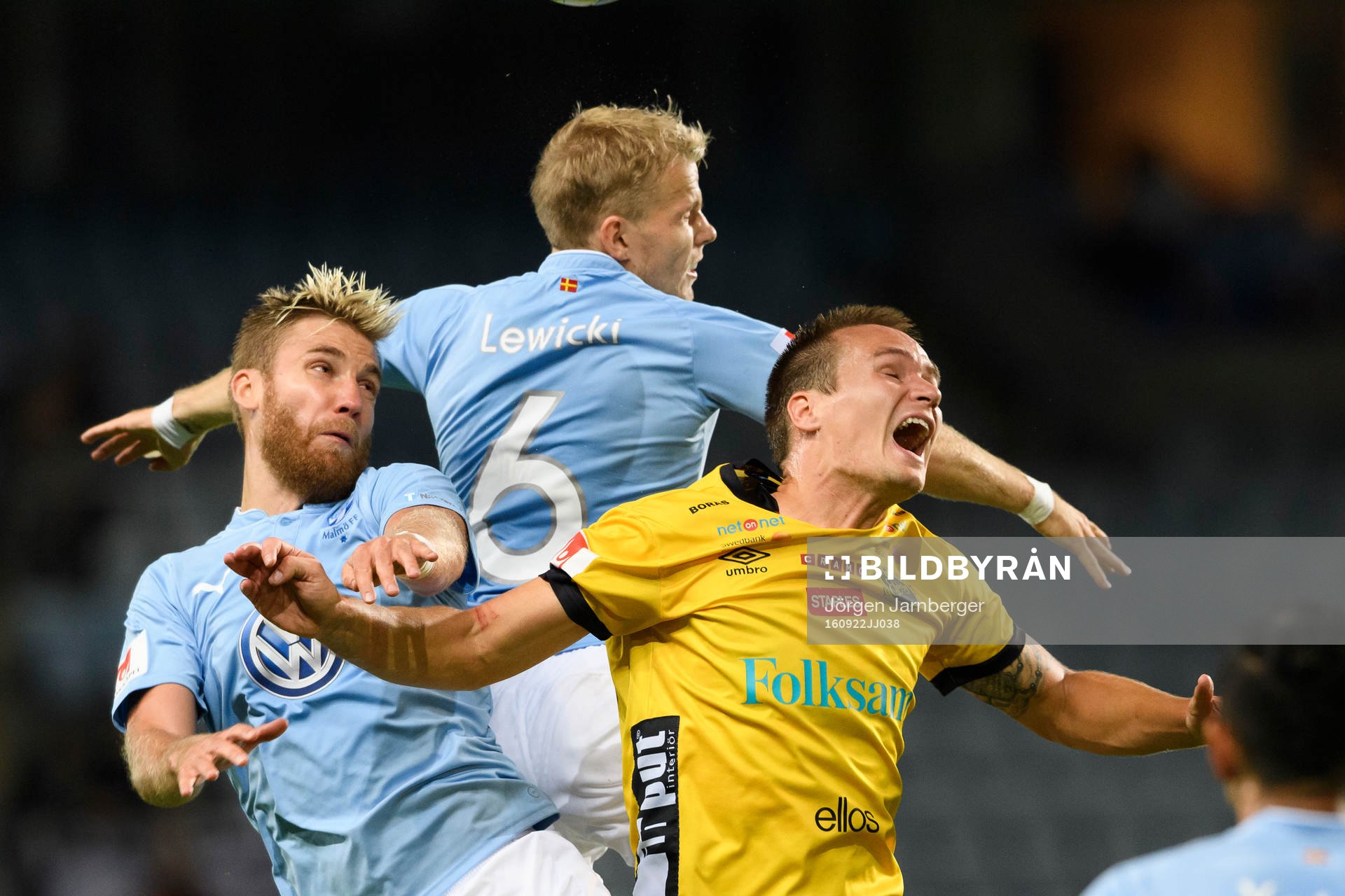 Kamp i luften mellan Elfsborgs Viktor Prodell och Malmö