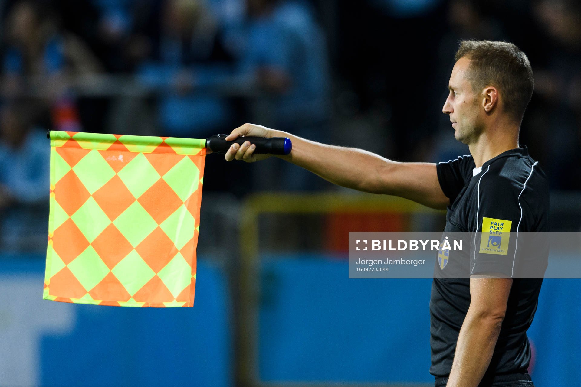 Linjedomaren vinkar för offside under fotbollsmatchen i Allsvenskan mellan Malmö FF och Elfsborg den 22 september 2016 i Malmö.