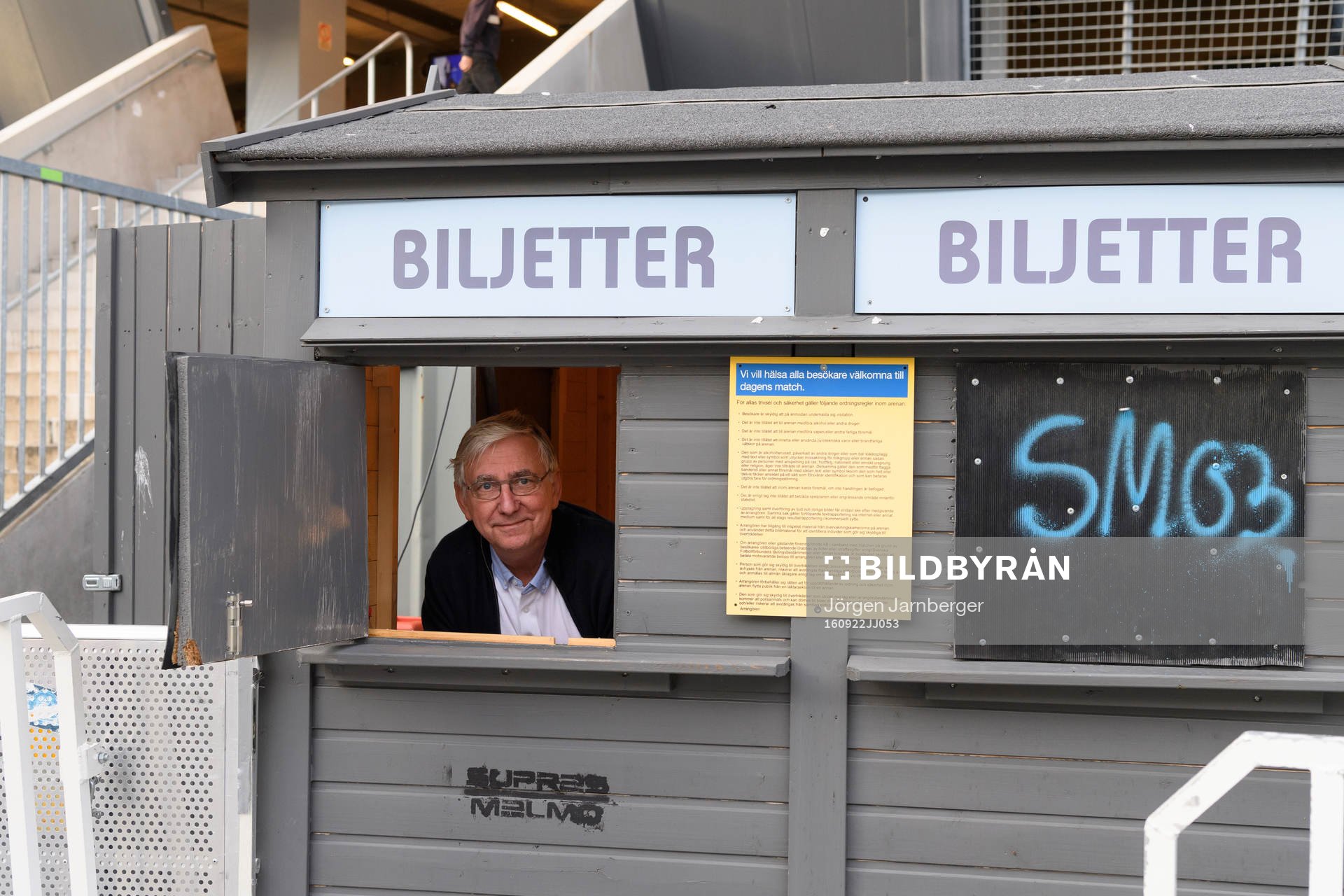 Malmö FFs biljettsäljare Christer väntar på