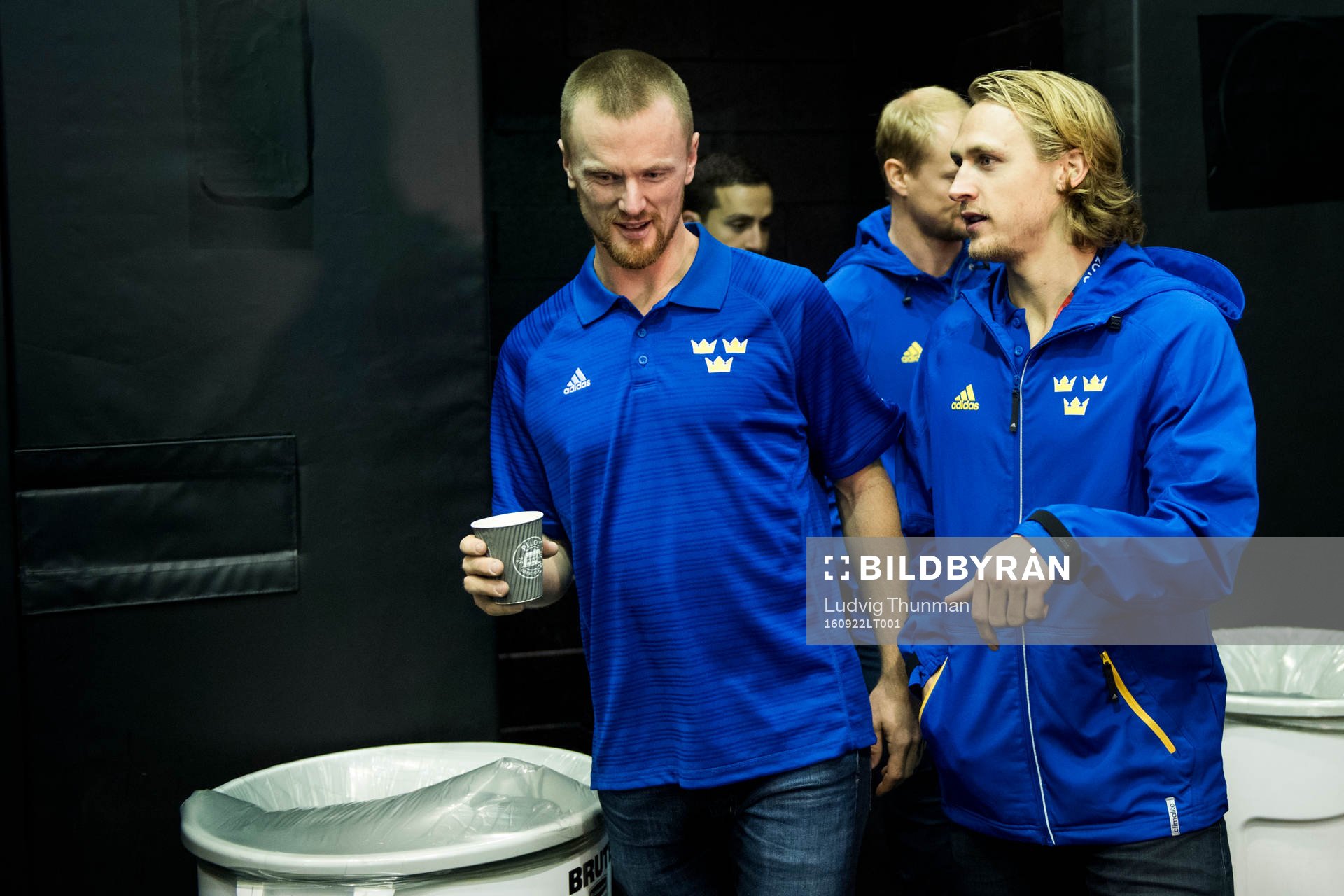Sveriges Henrik Sedin och Carl Hagelin kommer in till