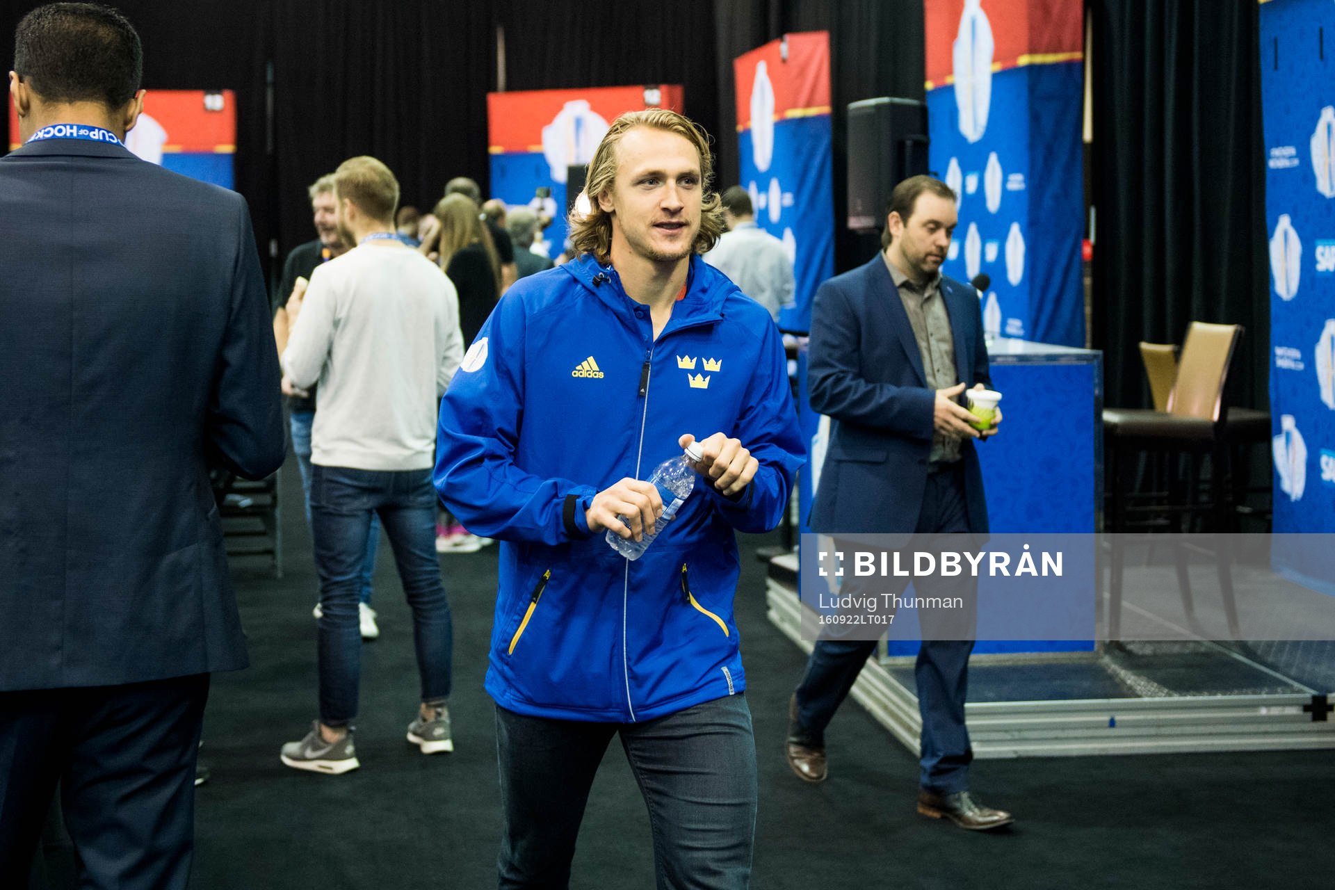 Sveriges Carl Hagelin lämnar en pressträff med Sveriges