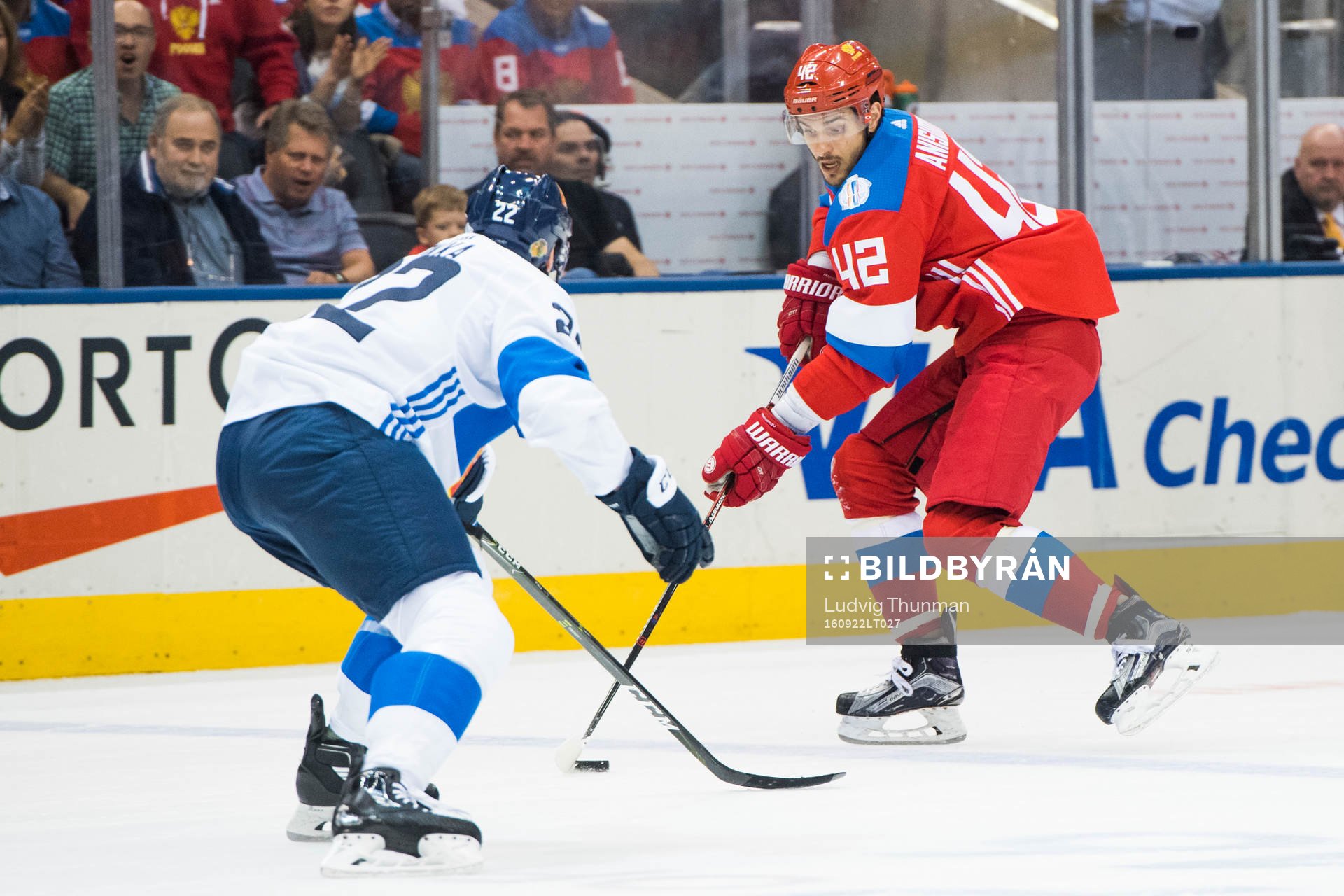 Rysslands Artem Anisimov bevakas av Finlands Ville Pokka