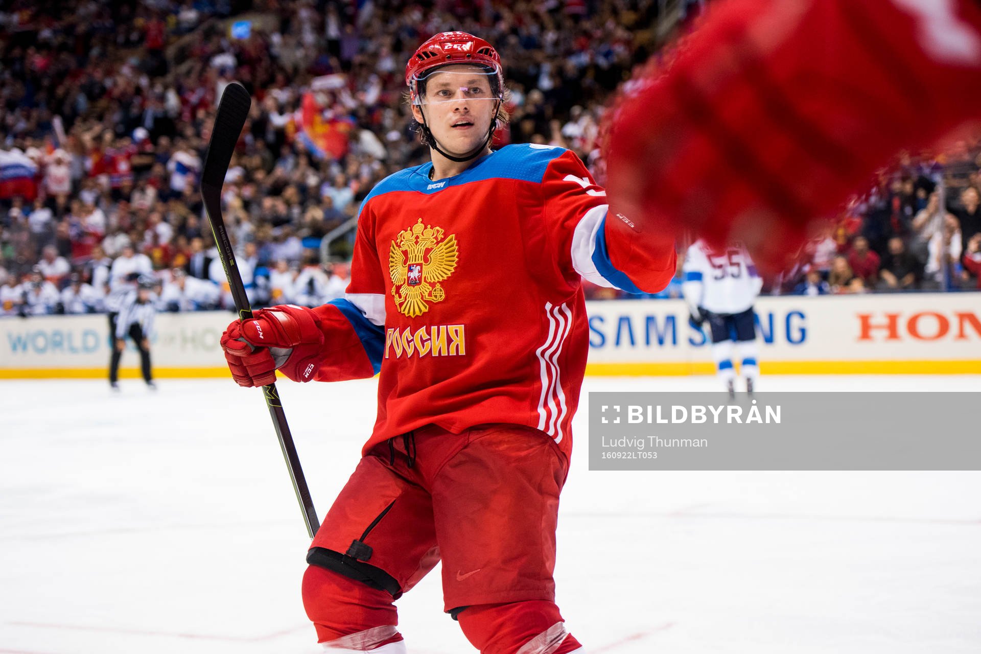Rysslands Vladimir Tarasenko jublar mot Evgeni Malkin som