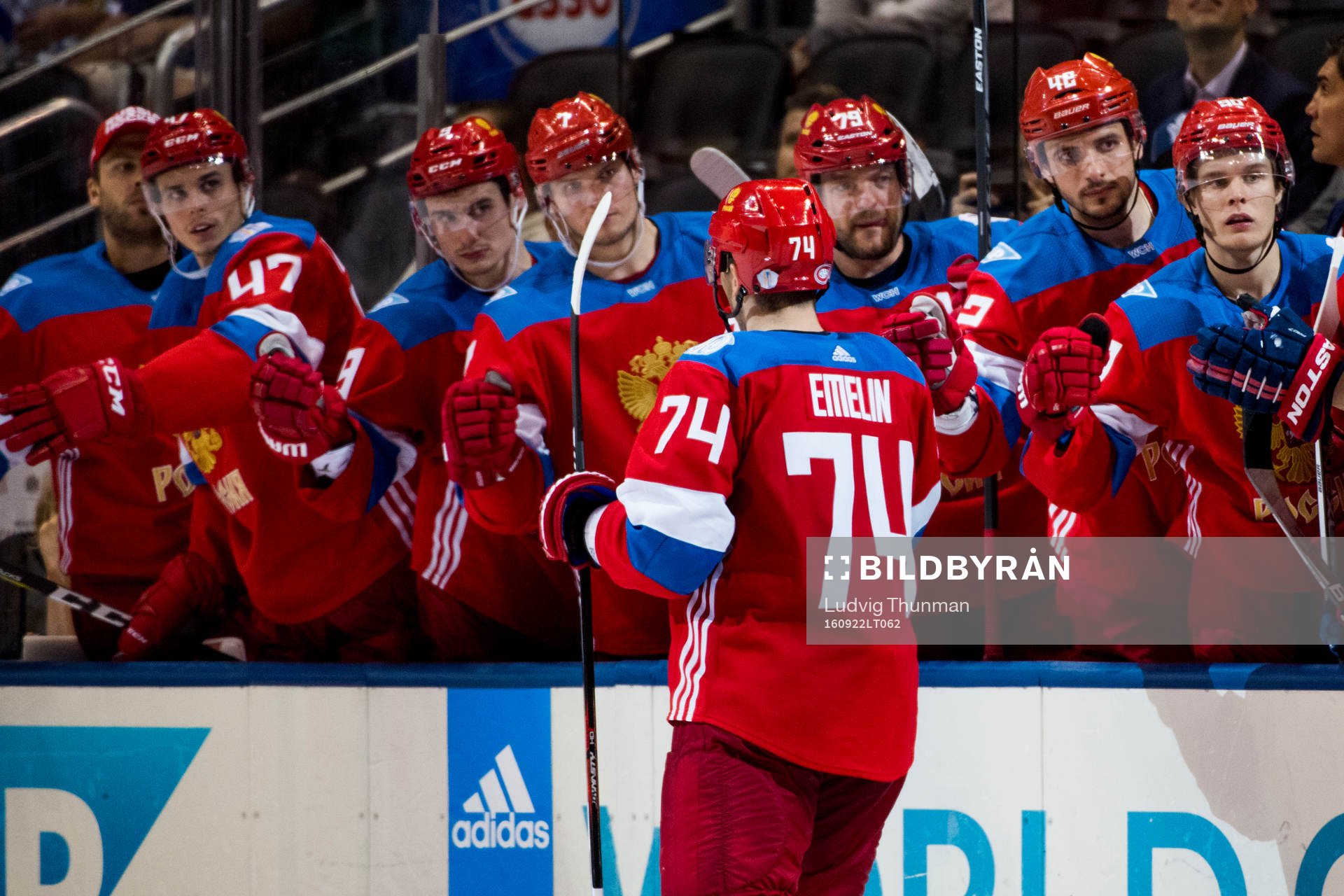 Rysslands Alexei Emelin jublar med bänken