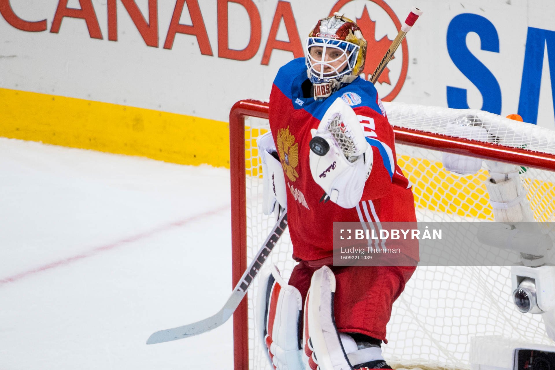 Rysslands målvakt Sergei Bobrovsky räddar en puck