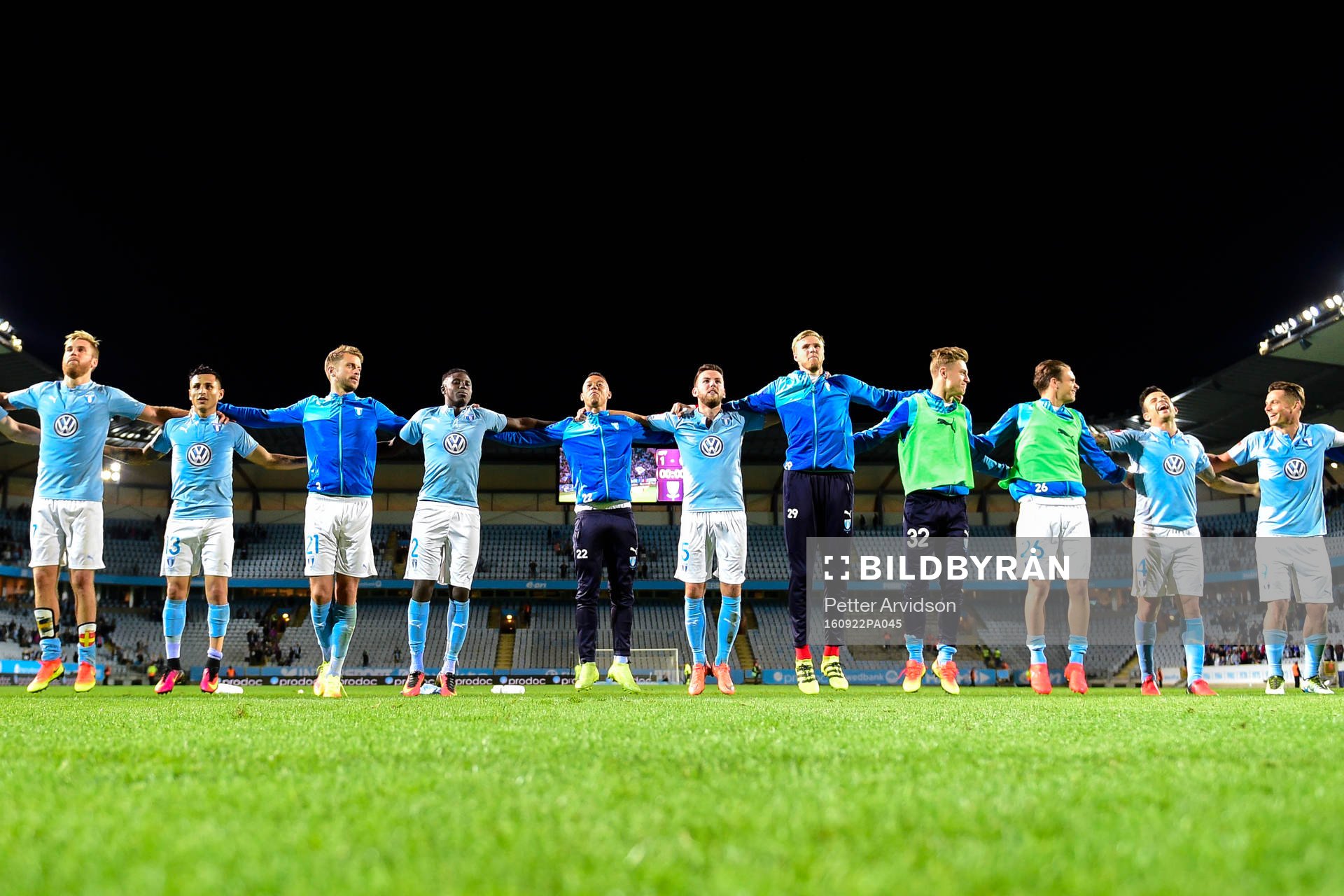 Malmö FFs spelare med Erdal Rakip i mitten jublar efter under fotbollsmatchen i Allsvenskan mellan Malmö FF och Elfsborg den 22 september 2016 i Helsingborg.