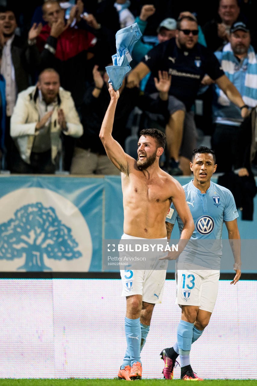 Malmö FFs Erdal Rakip med Yoshimar Yotún jublar efter att han gjort 1-0 under fotbollsmatchen i Allsvenskan mellan Malmö FF och Elfsborg den 22 september 2016 i Helsingborg.